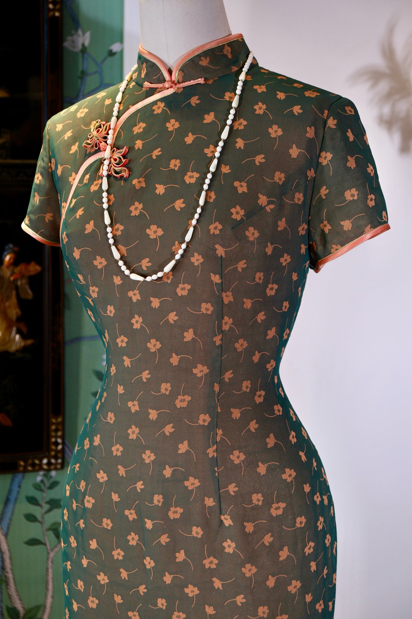 70年代 - 翠袖含香，岁月留痕——七十年代港产提花旗袍 | 1970s - Fragrance in Emerald Sleeves, Traces Left by Time: A 1970s Hong Kong-Made Jacquard Qipao