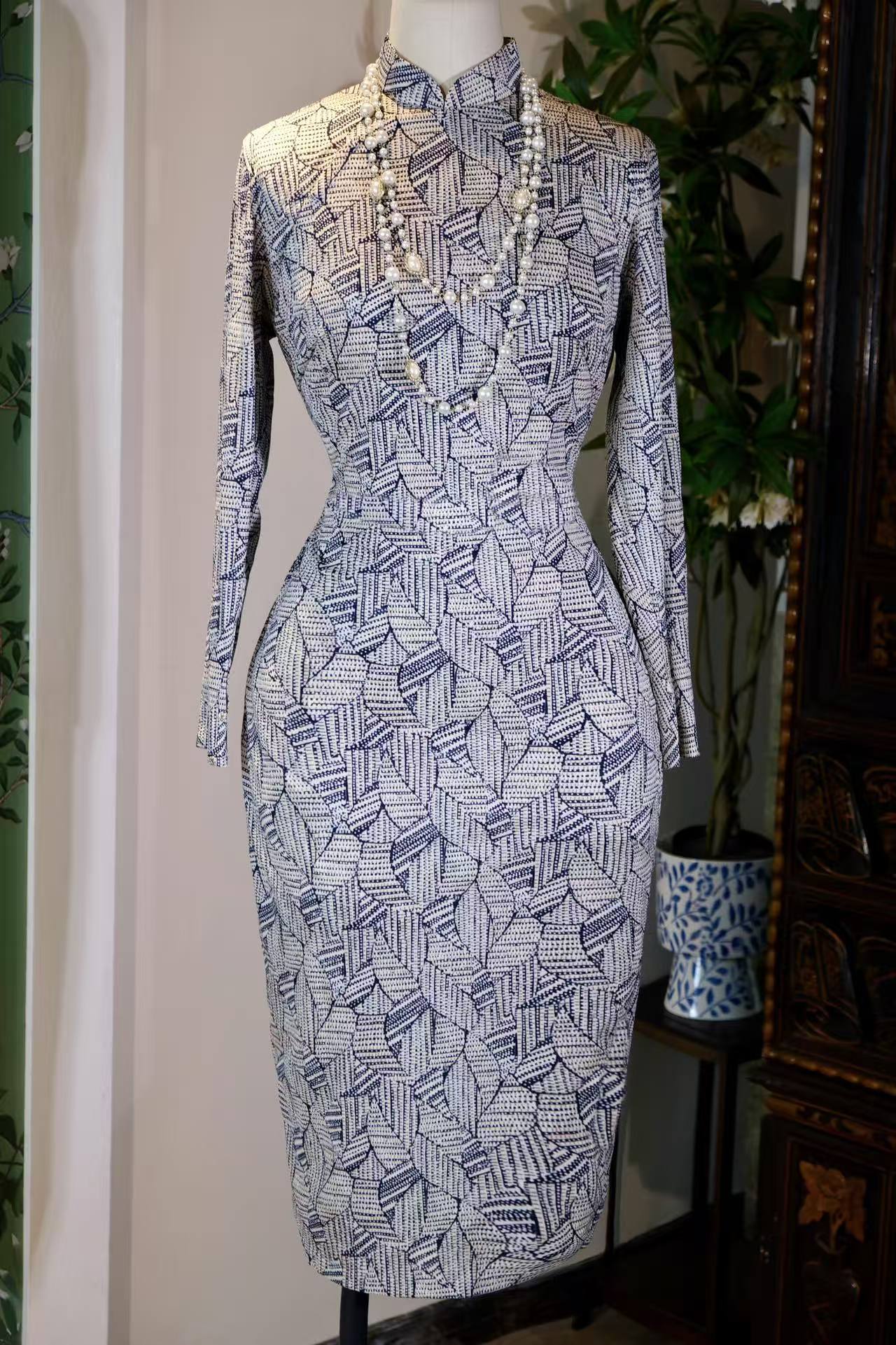 蓝白几何纹上世纪六十年代台湾产古董旗袍 | Abstract Philosophy in Blue and White: A Rare 1960s Modernist Qipao from Taiwan