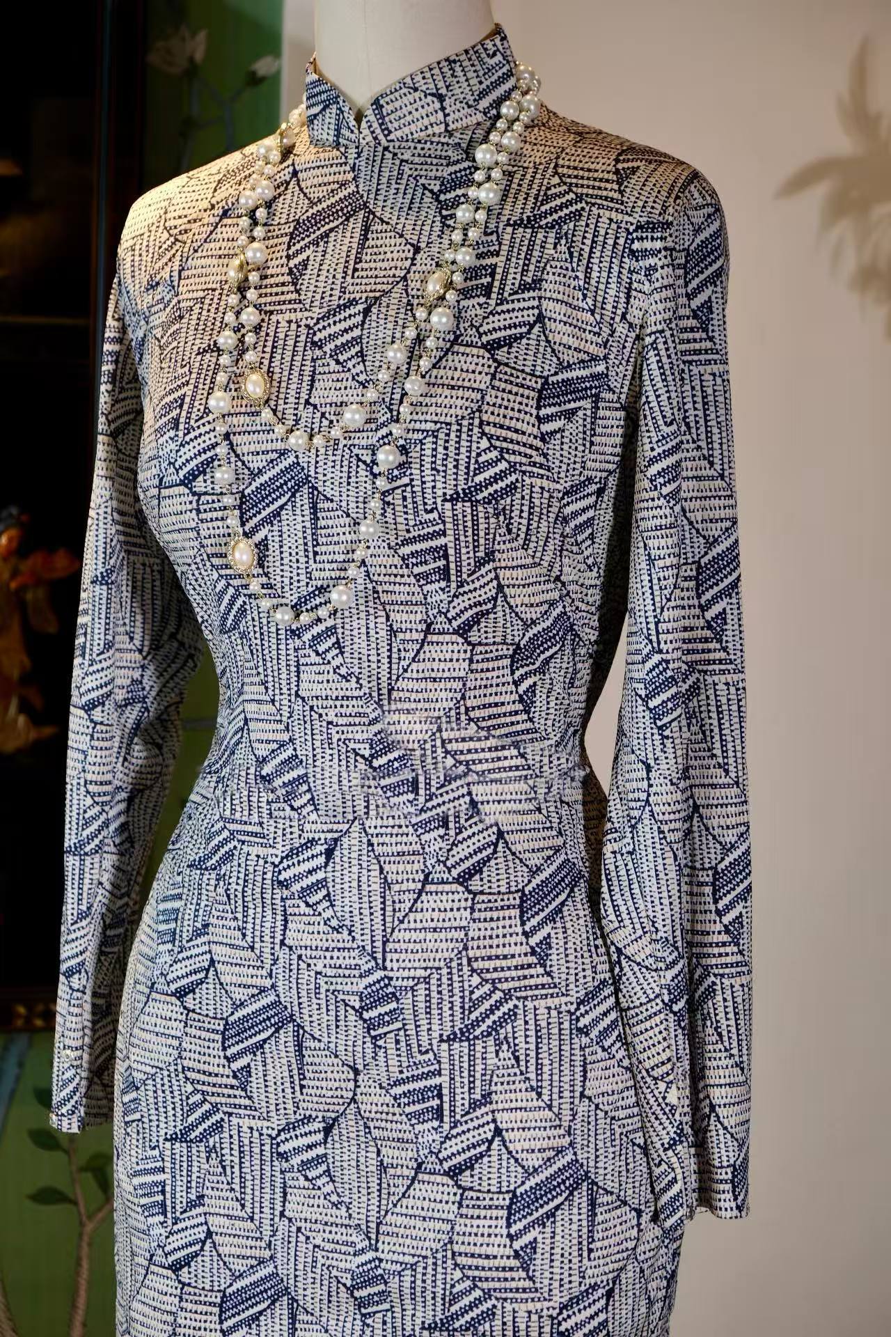 蓝白几何纹上世纪六十年代台湾产古董旗袍 | Abstract Philosophy in Blue and White: A Rare 1960s Modernist Qipao from Taiwan