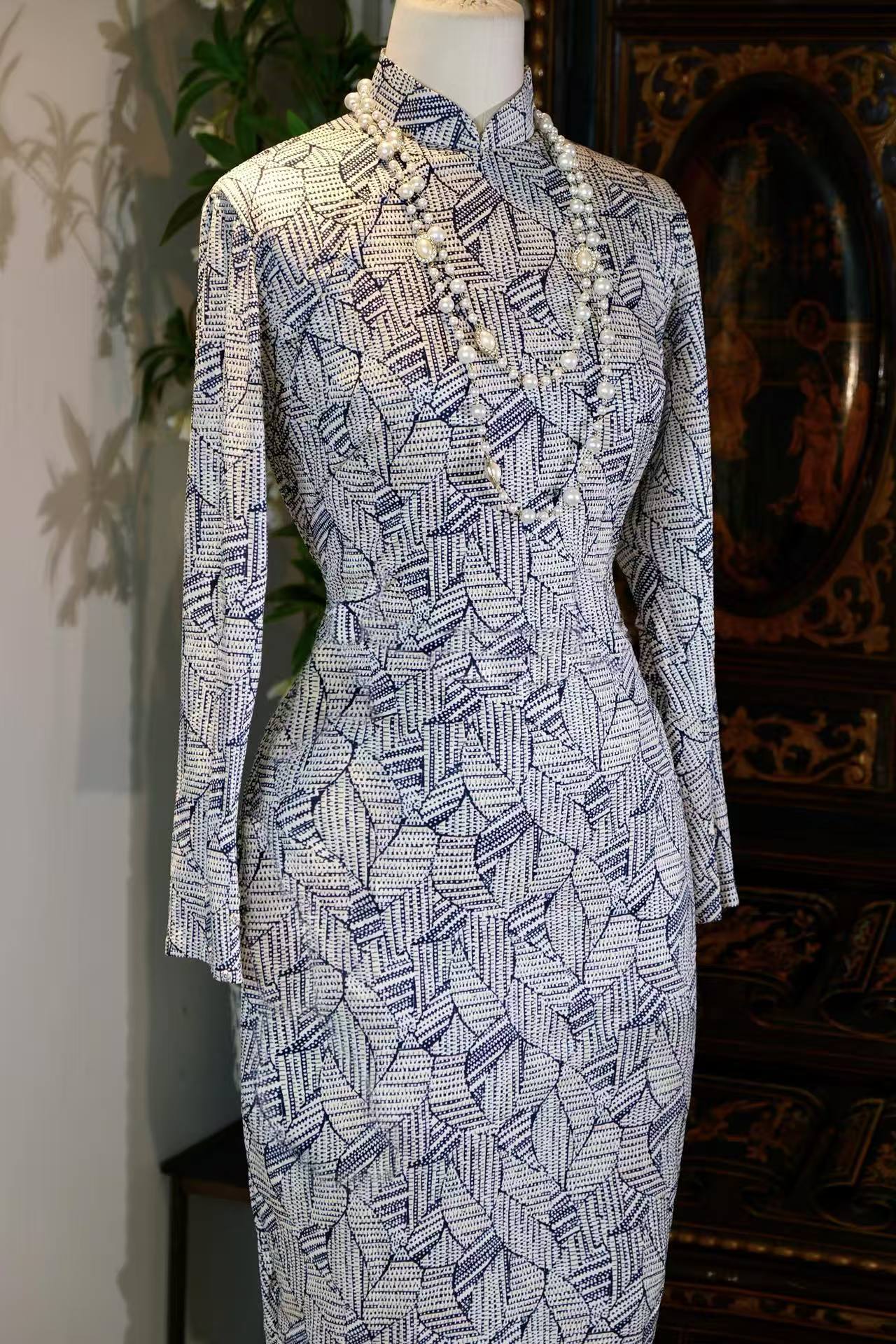 蓝白几何纹上世纪六十年代台湾产古董旗袍 | Abstract Philosophy in Blue and White: A Rare 1960s Modernist Qipao from Taiwan