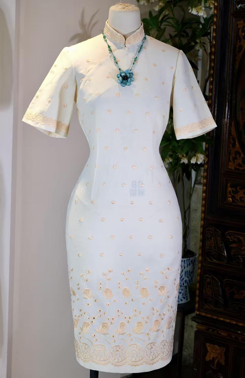 素锦流年——六十年代台湾机绣旗袍考释 | Plain Silk, Flowing Years: A Textual Study of a 1960s Machine-Embroidered Qipao from Taiwan