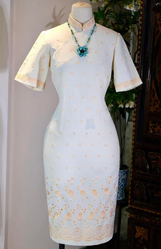 素锦流年——六十年代台湾机绣旗袍考释 | Plain Silk, Flowing Years: A Textual Study of a 1960s Machine-Embroidered Qipao from Taiwan