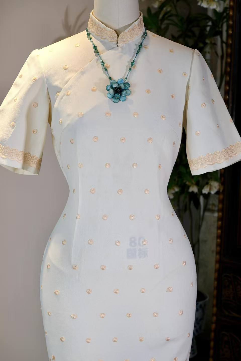 素锦流年——六十年代台湾机绣旗袍考释 | Plain Silk, Flowing Years: A Textual Study of a 1960s Machine-Embroidered Qipao from Taiwan