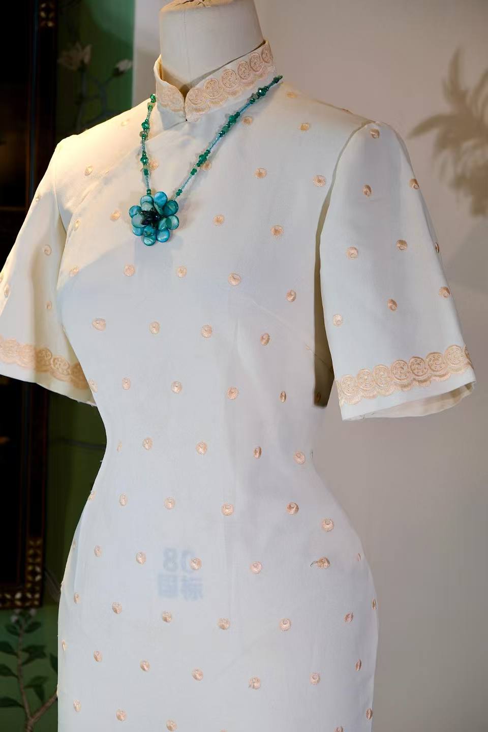 素锦流年——六十年代台湾机绣旗袍考释 | Plain Silk, Flowing Years: A Textual Study of a 1960s Machine-Embroidered Qipao from Taiwan