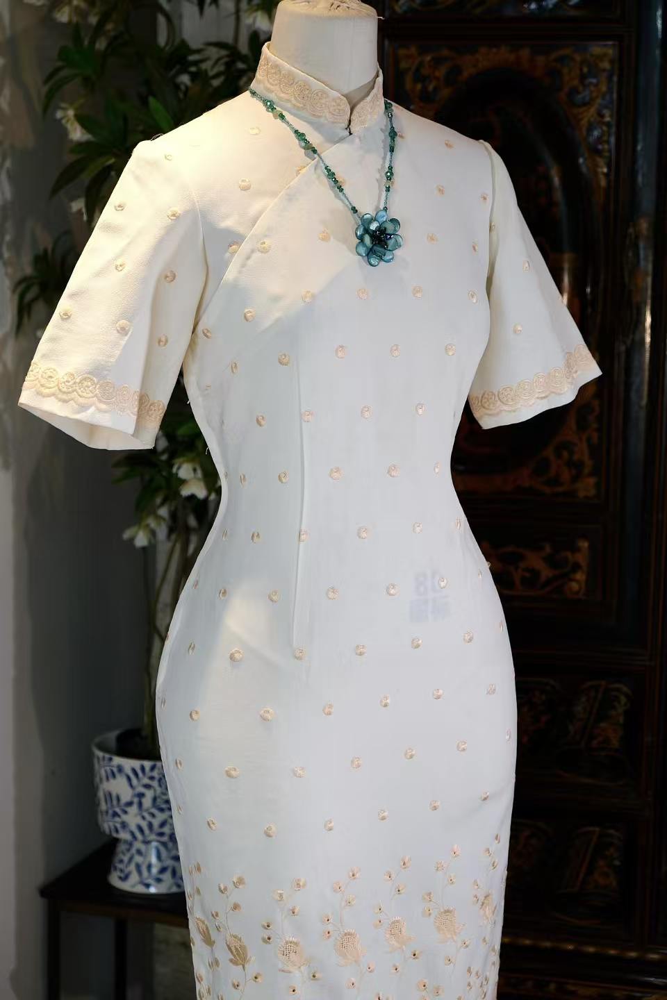 素锦流年——六十年代台湾机绣旗袍考释 | Plain Silk, Flowing Years: A Textual Study of a 1960s Machine-Embroidered Qipao from Taiwan