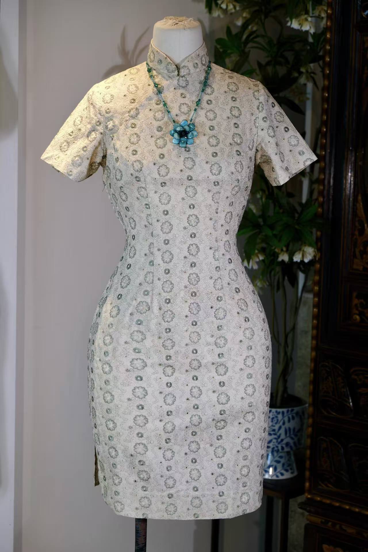 五十年代香港机绣旗袍：工业时代的诗意褶皱 | 1950s Hong Kong Machine-Embroidered Qipao: Poetic Folds of the Industrial Era
