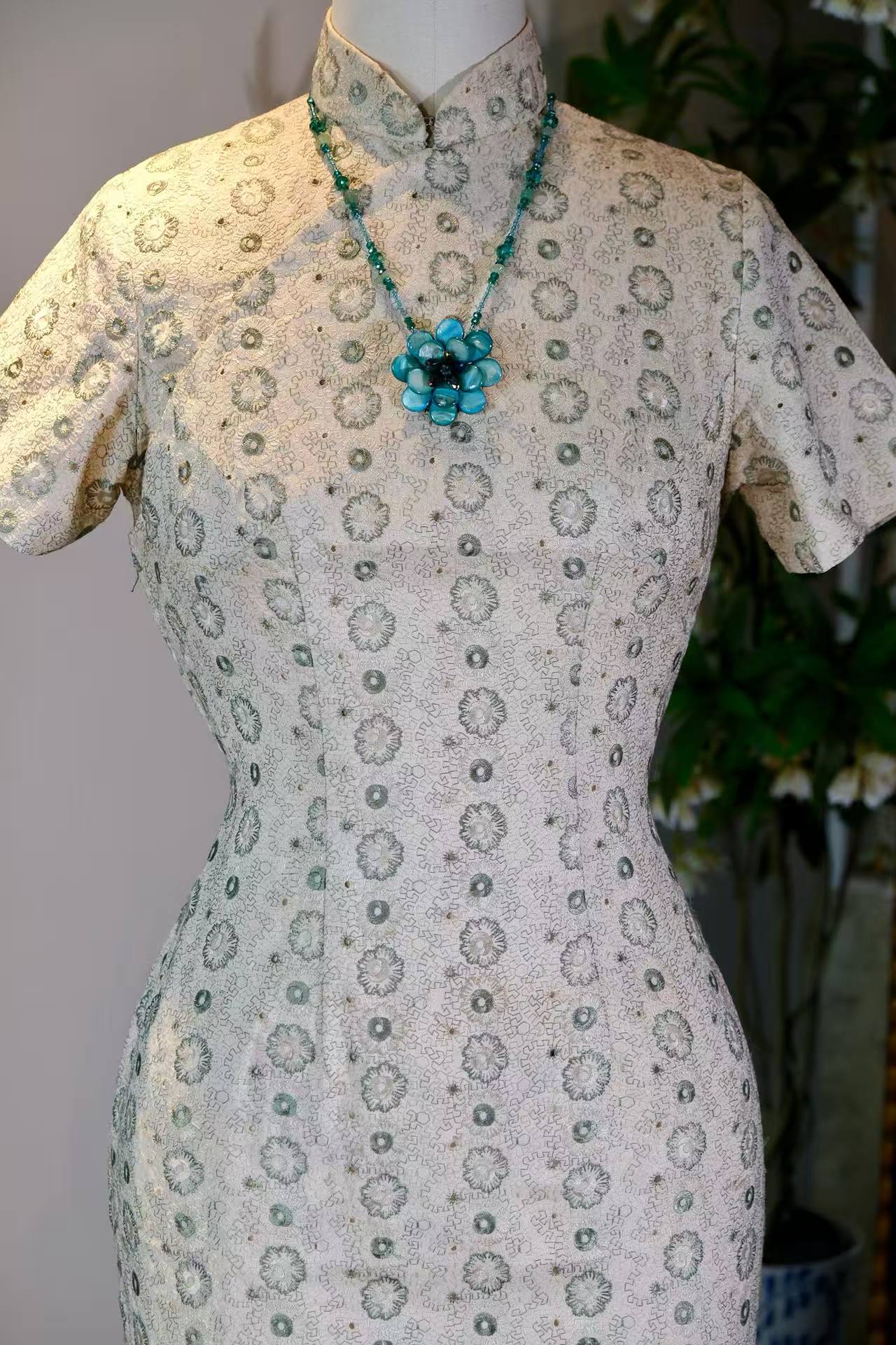 五十年代香港机绣旗袍：工业时代的诗意褶皱 | 1950s Hong Kong Machine-Embroidered Qipao: Poetic Folds of the Industrial Era