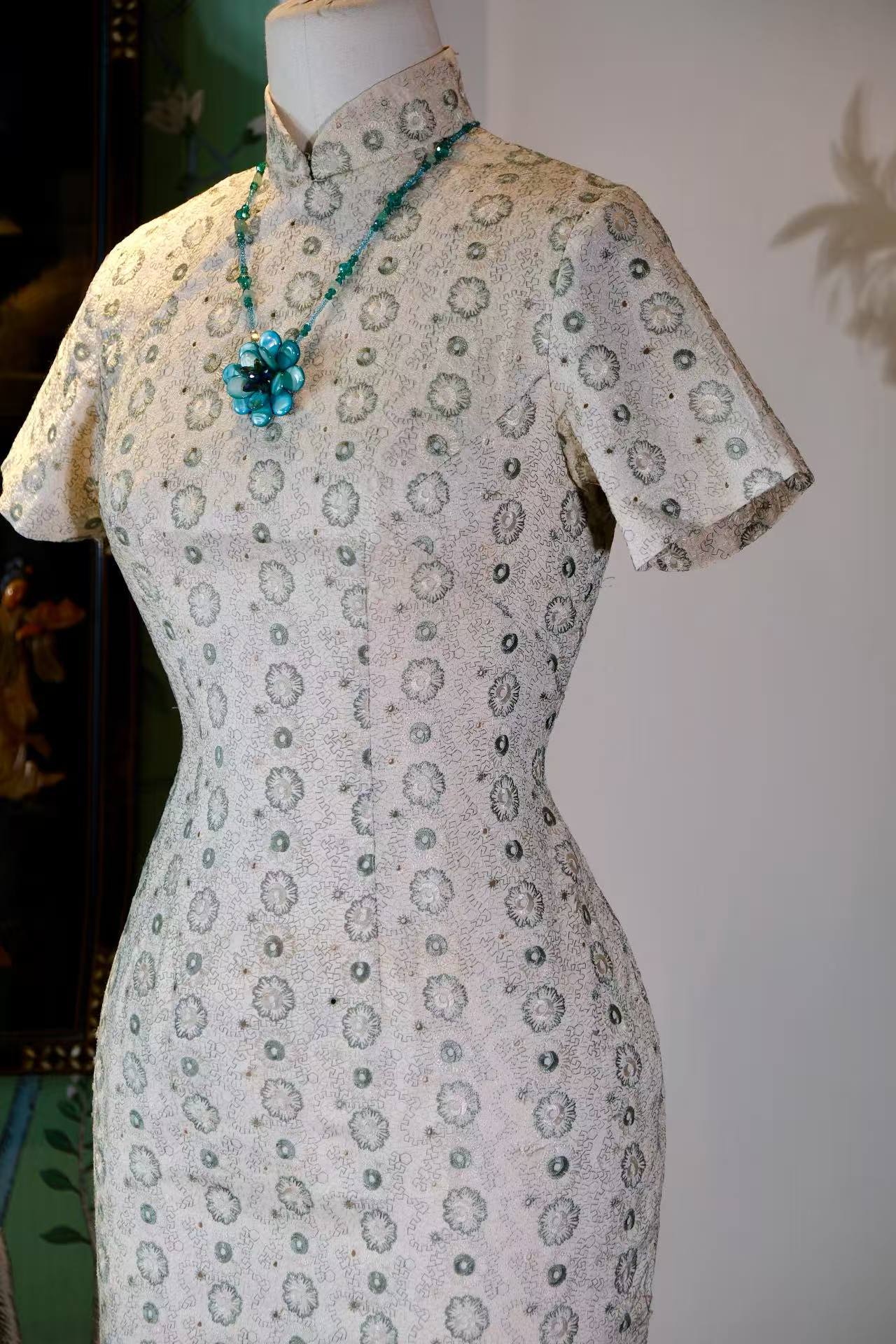 五十年代香港机绣旗袍：工业时代的诗意褶皱 | 1950s Hong Kong Machine-Embroidered Qipao: Poetic Folds of the Industrial Era