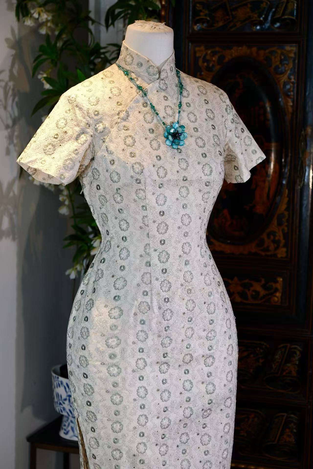 五十年代香港机绣旗袍：工业时代的诗意褶皱 | 1950s Hong Kong Machine-Embroidered Qipao: Poetic Folds of the Industrial Era
