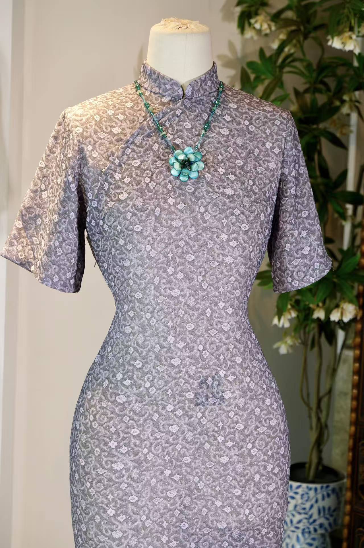 六十年代台湾产印花古董旗袍：灰紫卷草间的时代诗行 | A 1960s Printed Vintage Qipao from Taiwan: Poetic Lines Amidst Dusty Purple Tendrils