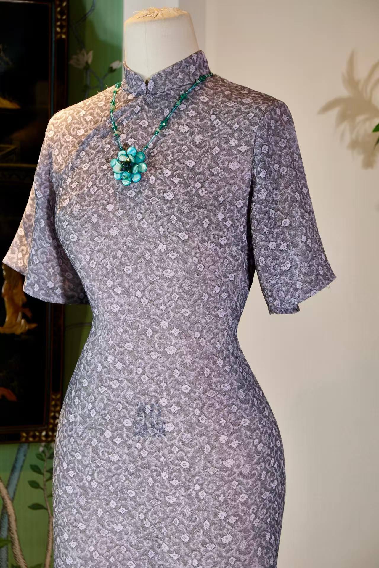 六十年代台湾产印花古董旗袍：灰紫卷草间的时代诗行 | A 1960s Printed Vintage Qipao from Taiwan: Poetic Lines Amidst Dusty Purple Tendrils