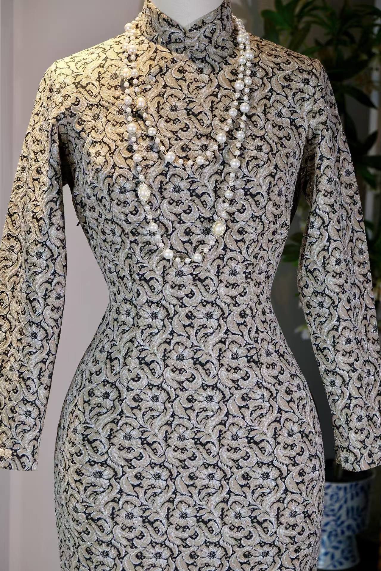 织银为骨，岁月为裳：一件六十年代港产古董旗袍的时空絮语 | Woven with Silver, Draped in Eras: A Chronological Dialogue of a 1960s Hong Kong Antique Qipao