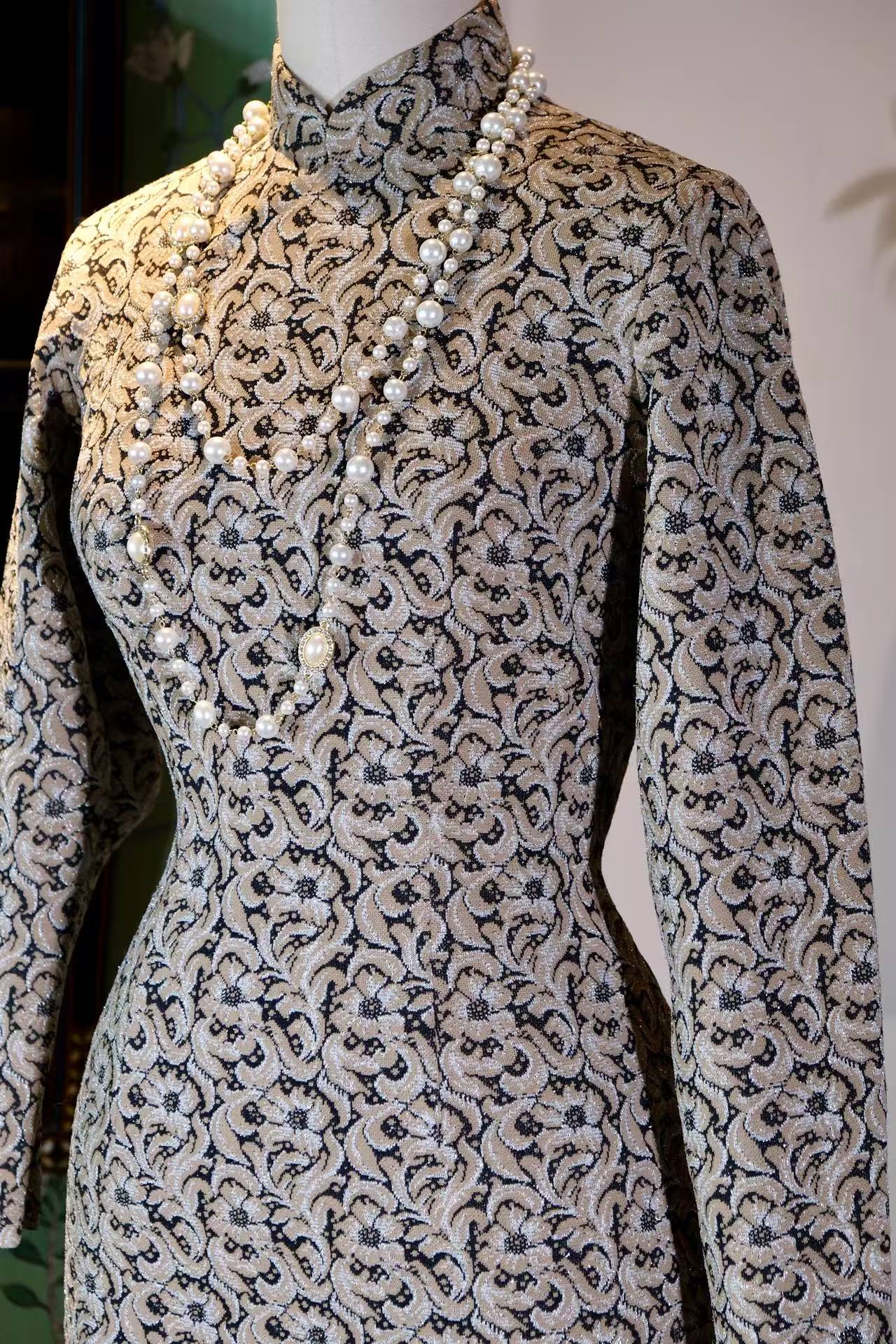 织银为骨，岁月为裳：一件六十年代港产古董旗袍的时空絮语 | Woven with Silver, Draped in Eras: A Chronological Dialogue of a 1960s Hong Kong Antique Qipao