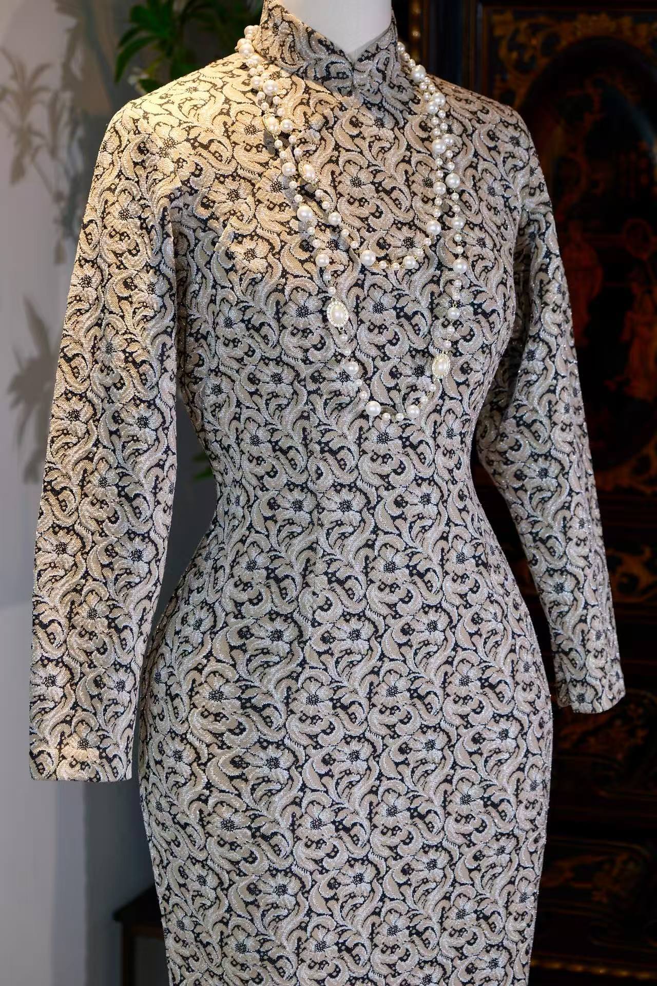 织银为骨，岁月为裳：一件六十年代港产古董旗袍的时空絮语 | Woven with Silver, Draped in Eras: A Chronological Dialogue of a 1960s Hong Kong Antique Qipao