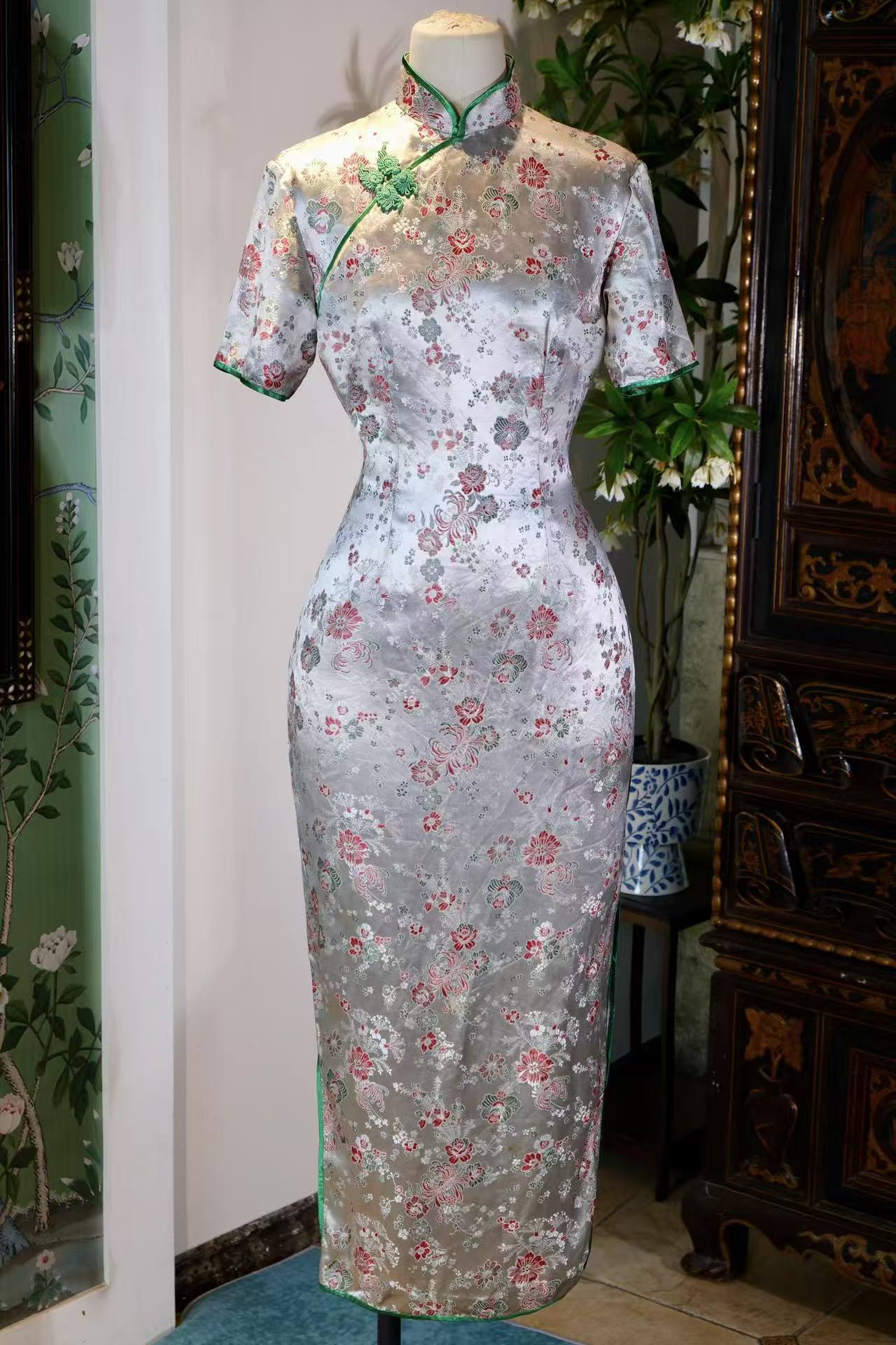 香江遗珍：一袭织锦里的六十年代风华 | A Lost Treasure of Hong Kong: The Splendor of the 1960s Woven into Silk Brocade