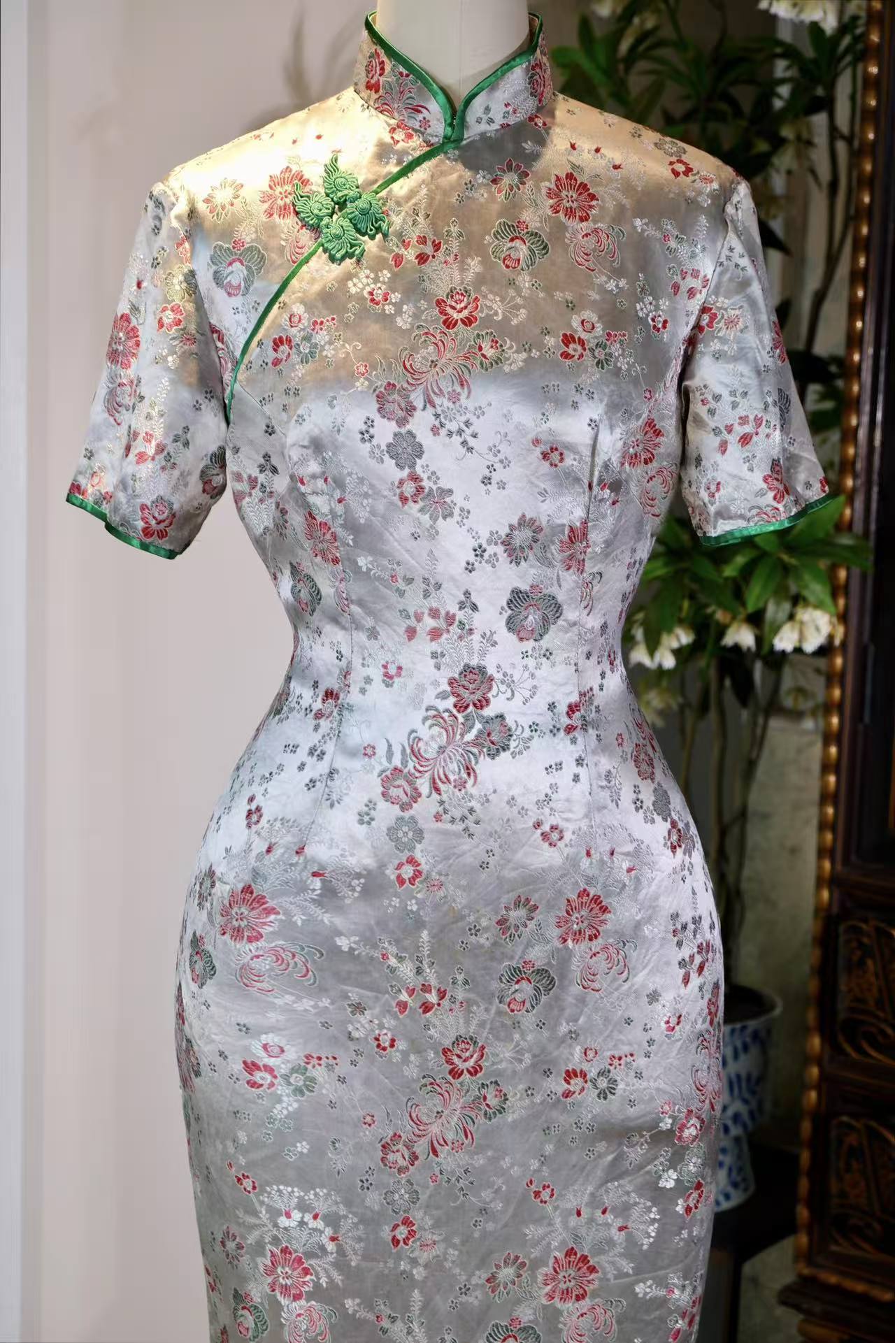 香江遗珍：一袭织锦里的六十年代风华 | A Lost Treasure of Hong Kong: The Splendor of the 1960s Woven into Silk Brocade
