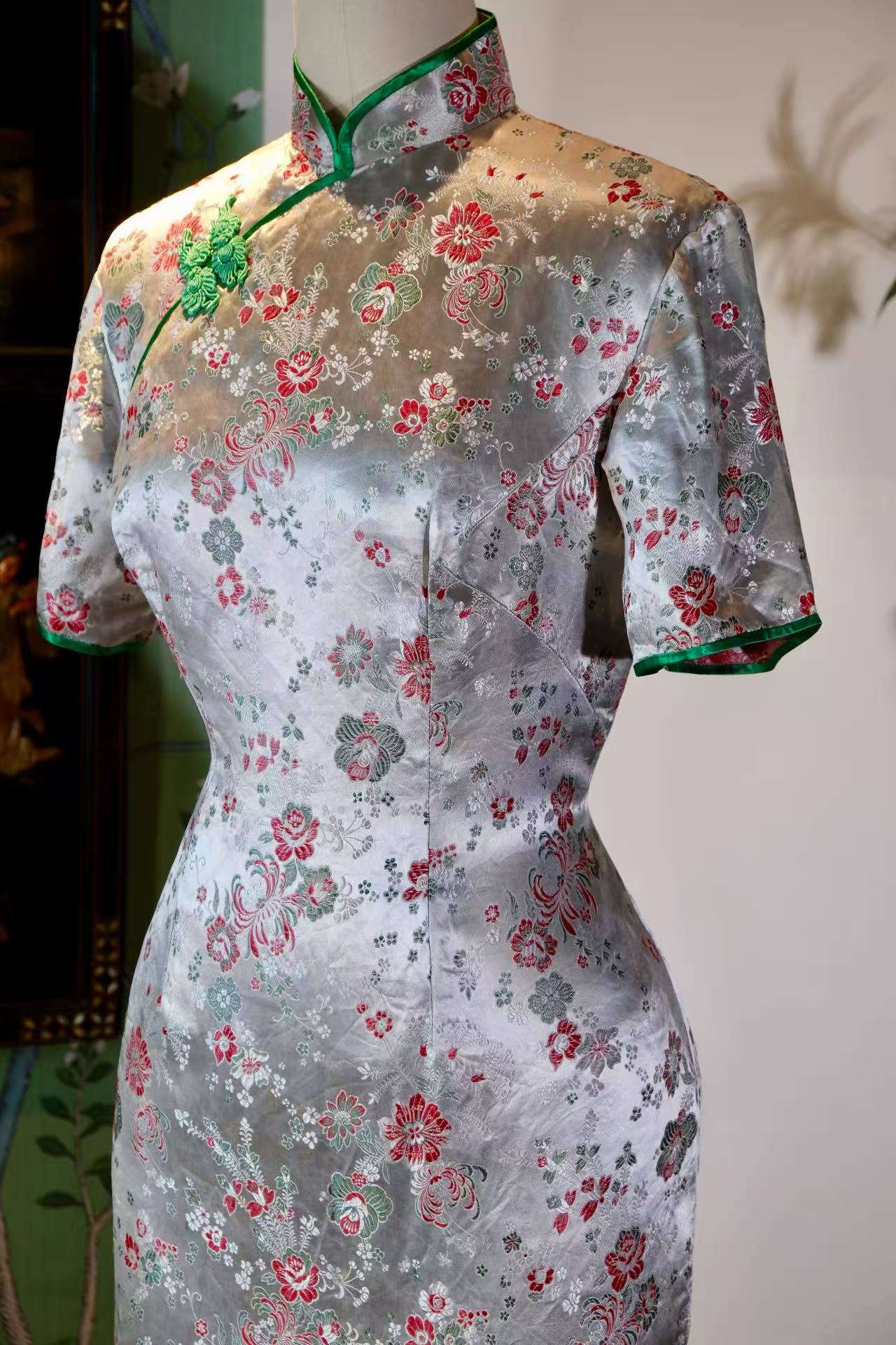 香江遗珍：一袭织锦里的六十年代风华 | A Lost Treasure of Hong Kong: The Splendor of the 1960s Woven into Silk Brocade