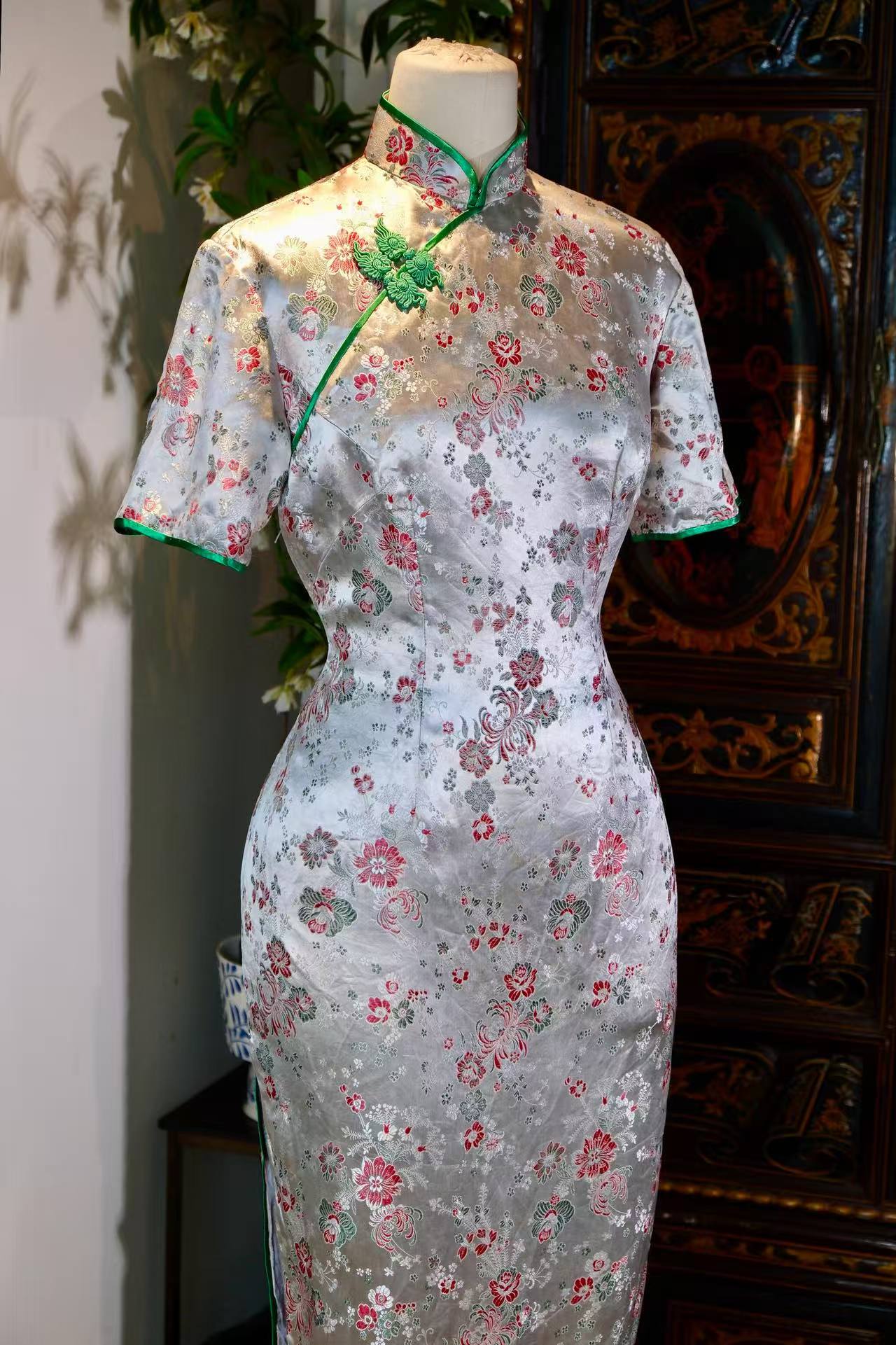 香江遗珍：一袭织锦里的六十年代风华 | A Lost Treasure of Hong Kong: The Splendor of the 1960s Woven into Silk Brocade