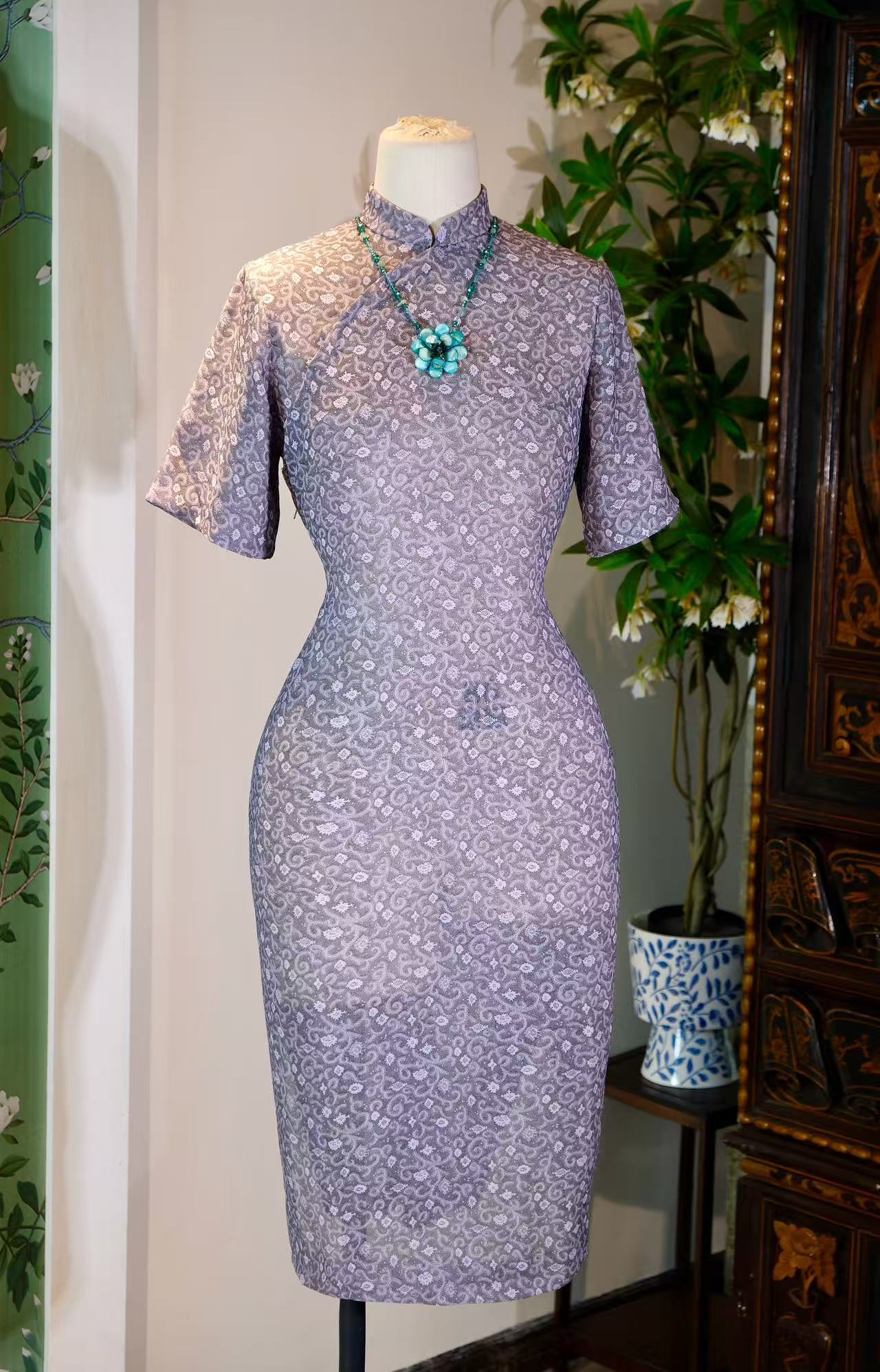 六十年代台湾产印花古董旗袍：灰紫卷草间的时代诗行 | A 1960s Printed Vintage Qipao from Taiwan: Poetic Lines Amidst Dusty Purple Tendrils