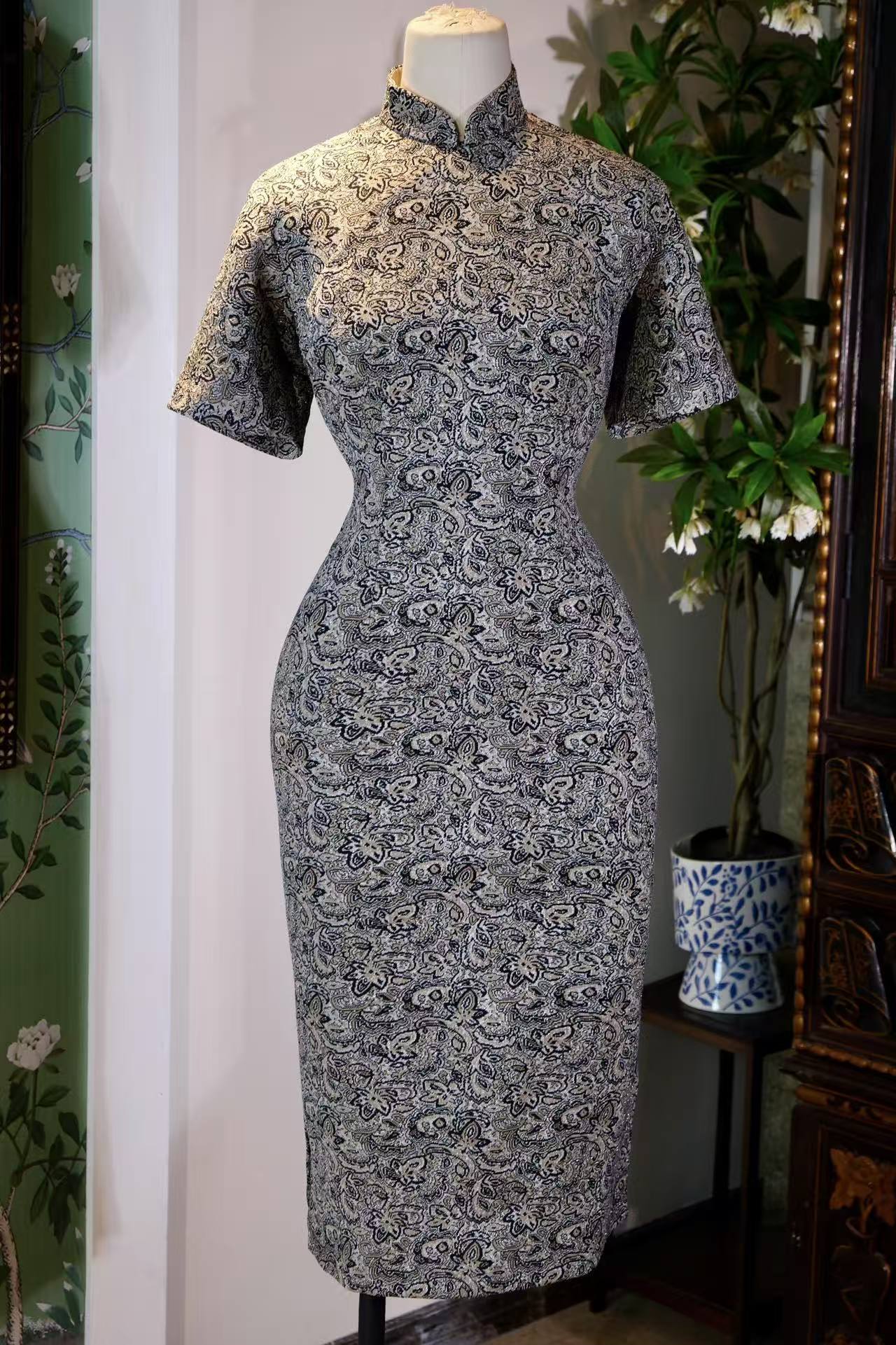 织银流年：一件六十年代港产旗袍的时空絮语 | Passing Years Inlaid with Silver: A Temporal Monologue of a 1960s Hong Kong Antique Qipao