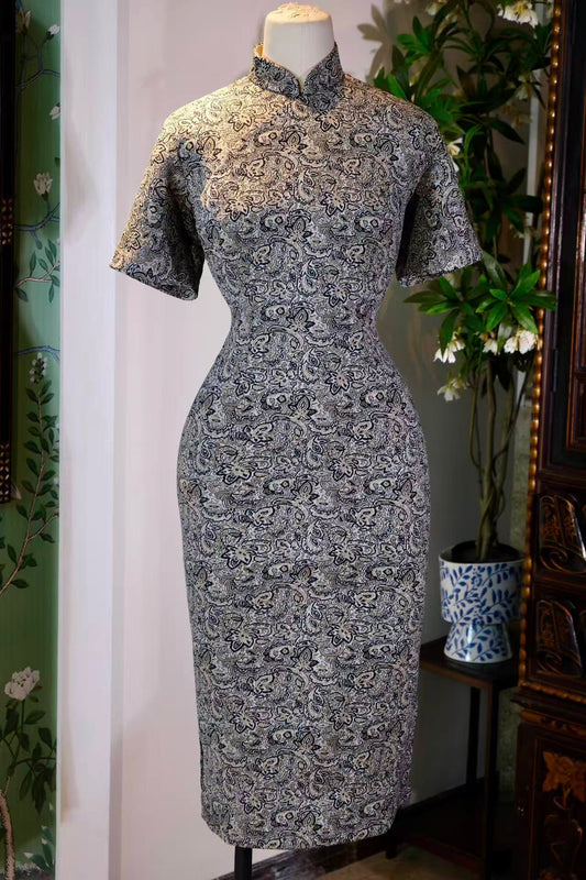 织银流年：一件六十年代港产旗袍的时空絮语 | Passing Years Inlaid with Silver: A Temporal Monologue of a 1960s Hong Kong Antique Qipao