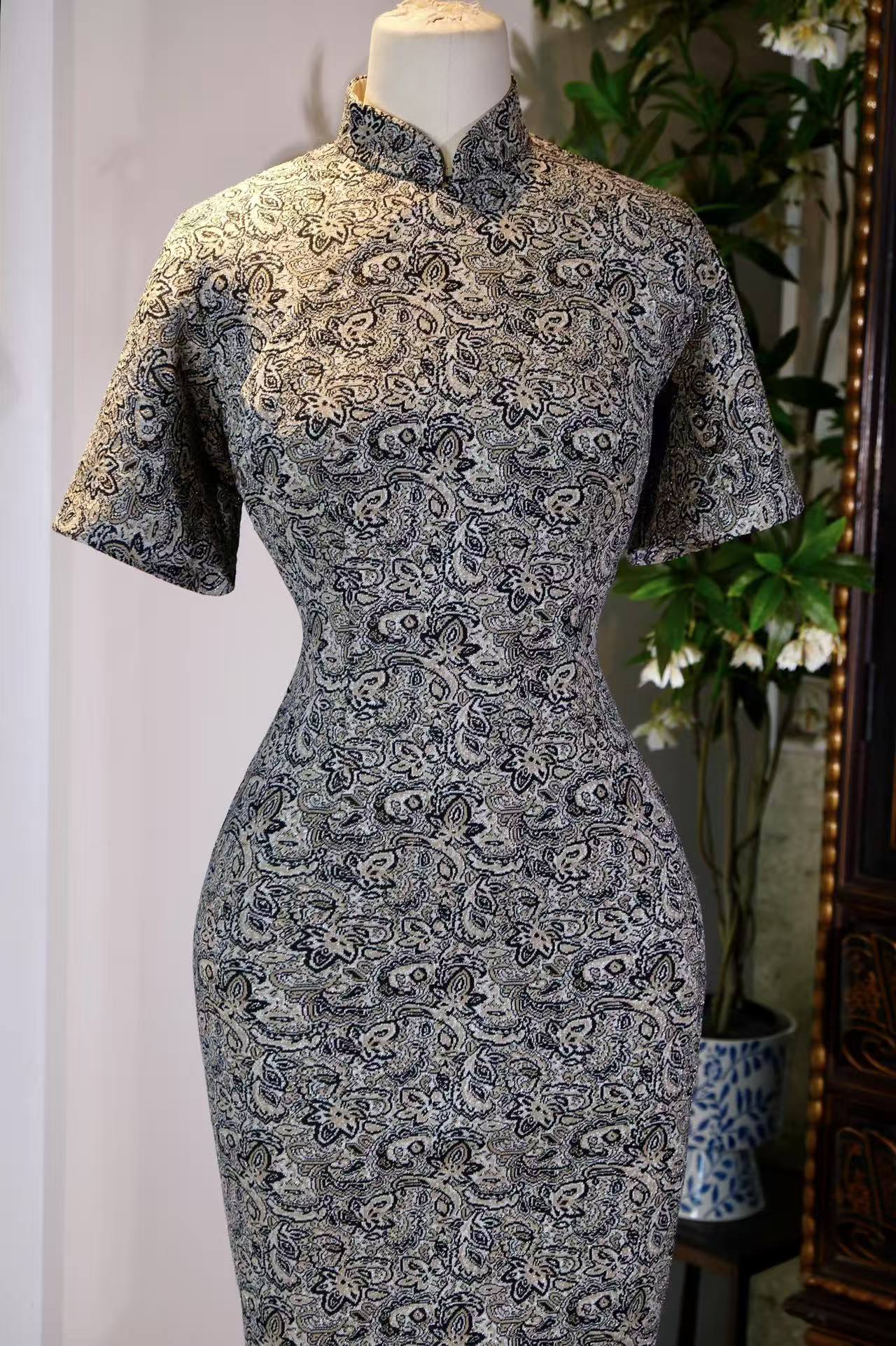 织银流年：一件六十年代港产旗袍的时空絮语 | Passing Years Inlaid with Silver: A Temporal Monologue of a 1960s Hong Kong Antique Qipao