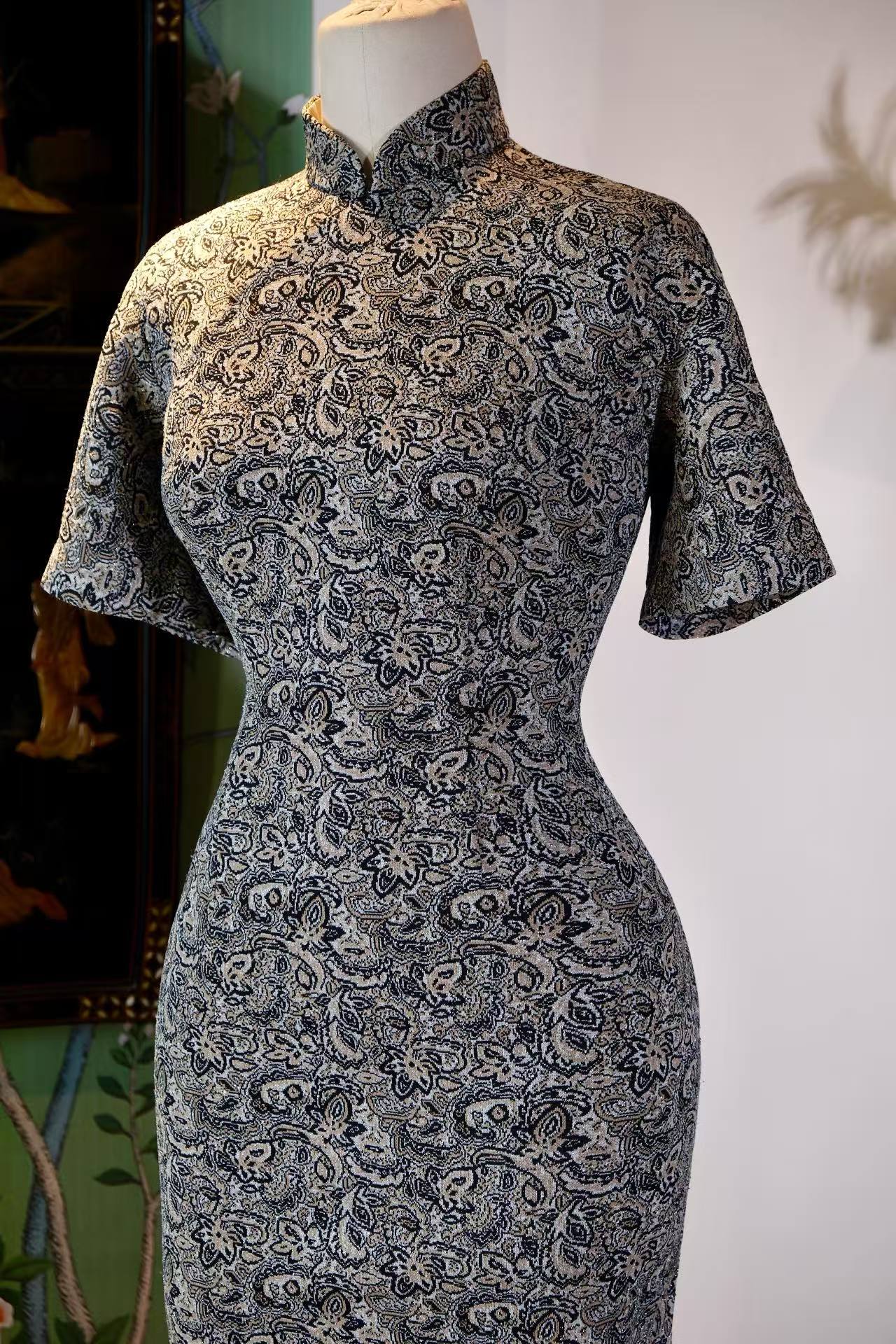 织银流年：一件六十年代港产旗袍的时空絮语 | Passing Years Inlaid with Silver: A Temporal Monologue of a 1960s Hong Kong Antique Qipao