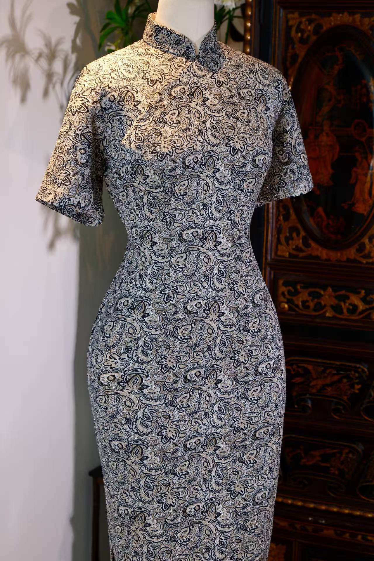 织银流年：一件六十年代港产旗袍的时空絮语 | Passing Years Inlaid with Silver: A Temporal Monologue of a 1960s Hong Kong Antique Qipao