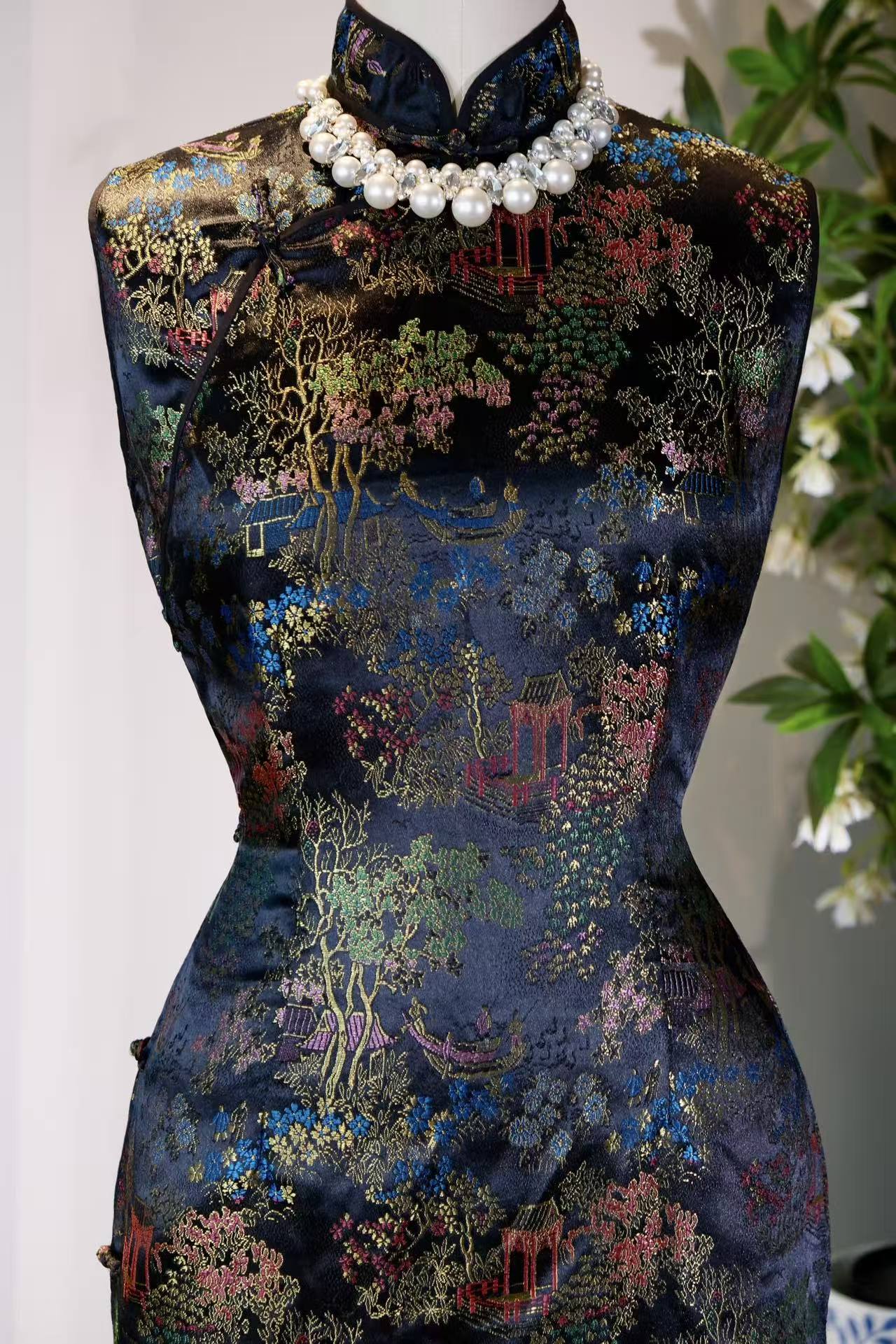 锦绣遗珍：一袭六十年代港产古香缎旗袍的时空絮语 | Embroidered Relics of Splendor: A Temporal Monologue of a 1960s Hong Kong Antique Gu-Xiang Satin Qipao