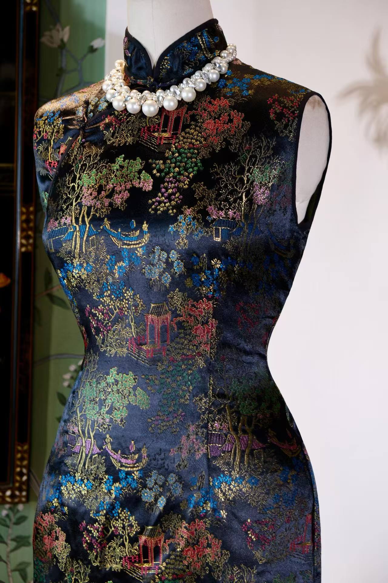 锦绣遗珍：一袭六十年代港产古香缎旗袍的时空絮语 | Embroidered Relics of Splendor: A Temporal Monologue of a 1960s Hong Kong Antique Gu-Xiang Satin Qipao
