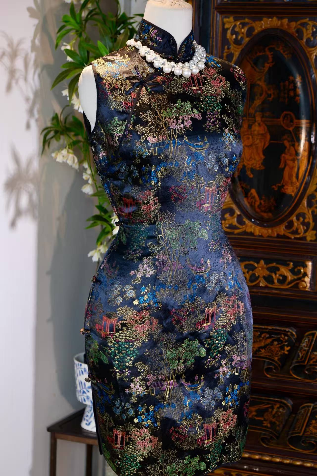 锦绣遗珍：一袭六十年代港产古香缎旗袍的时空絮语 | Embroidered Relics of Splendor: A Temporal Monologue of a 1960s Hong Kong Antique Gu-Xiang Satin Qipao