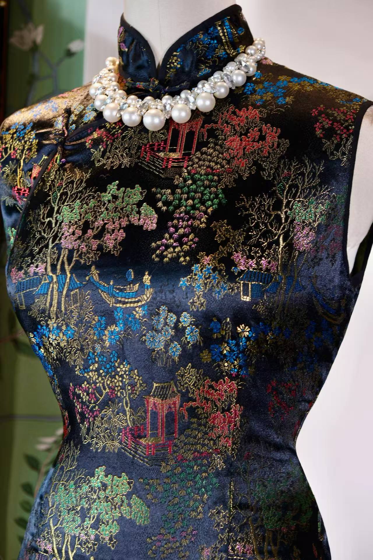 锦绣遗珍：一袭六十年代港产古香缎旗袍的时空絮语 | Embroidered Relics of Splendor: A Temporal Monologue of a 1960s Hong Kong Antique Gu-Xiang Satin Qipao