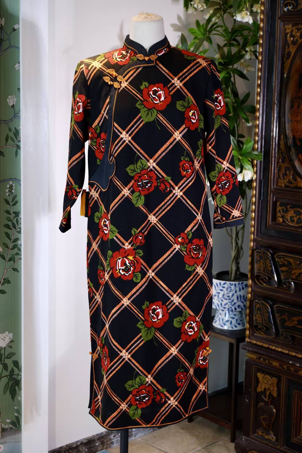 七十年代香港制·琵琶襟如意云头玫瑰旗袍 | A 1970s Hong Kong-Made Pipa-Opening Qipao with Ruyi Cloud and Roses