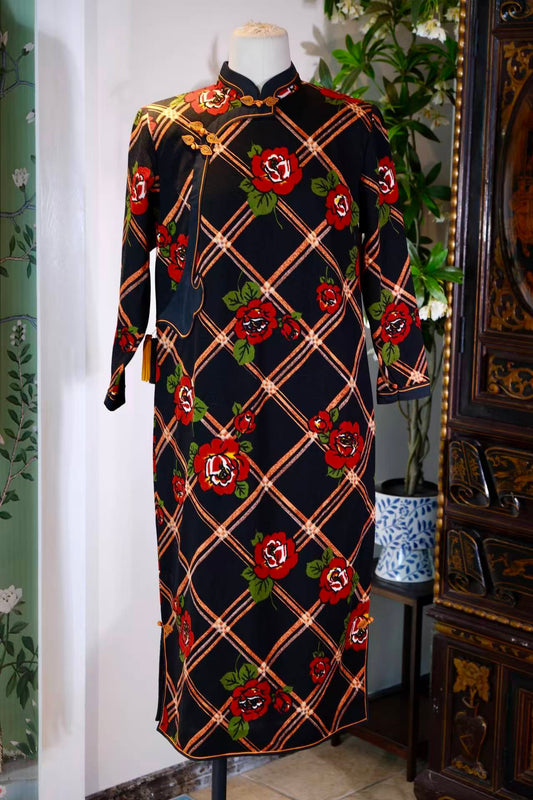 七十年代香港制·琵琶襟如意云头玫瑰旗袍 | A 1970s Hong Kong-Made Pipa-Opening Qipao with Ruyi Cloud and Roses