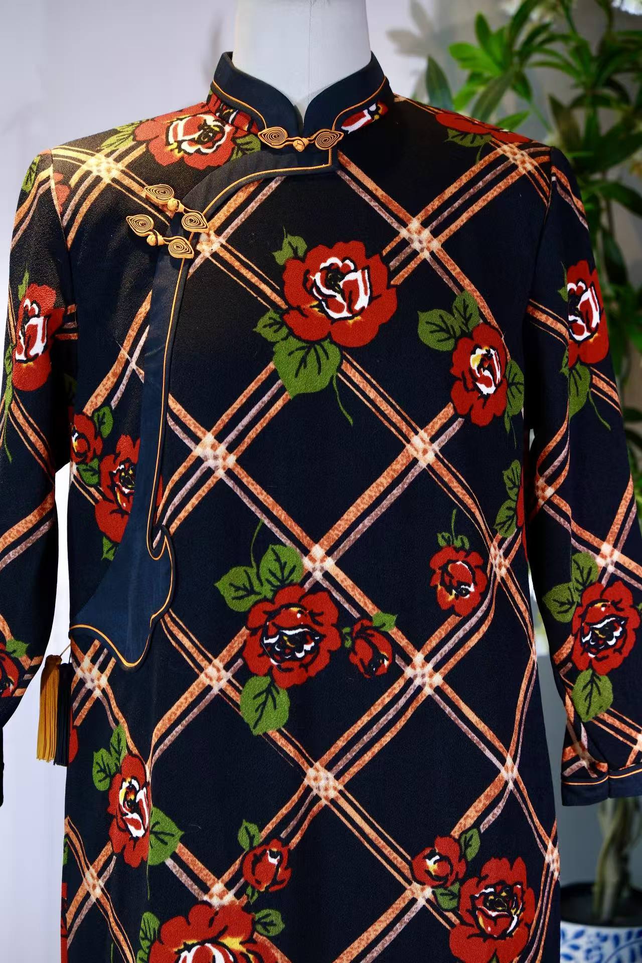 七十年代香港制·琵琶襟如意云头玫瑰旗袍 | A 1970s Hong Kong-Made Pipa-Opening Qipao with Ruyi Cloud and Roses