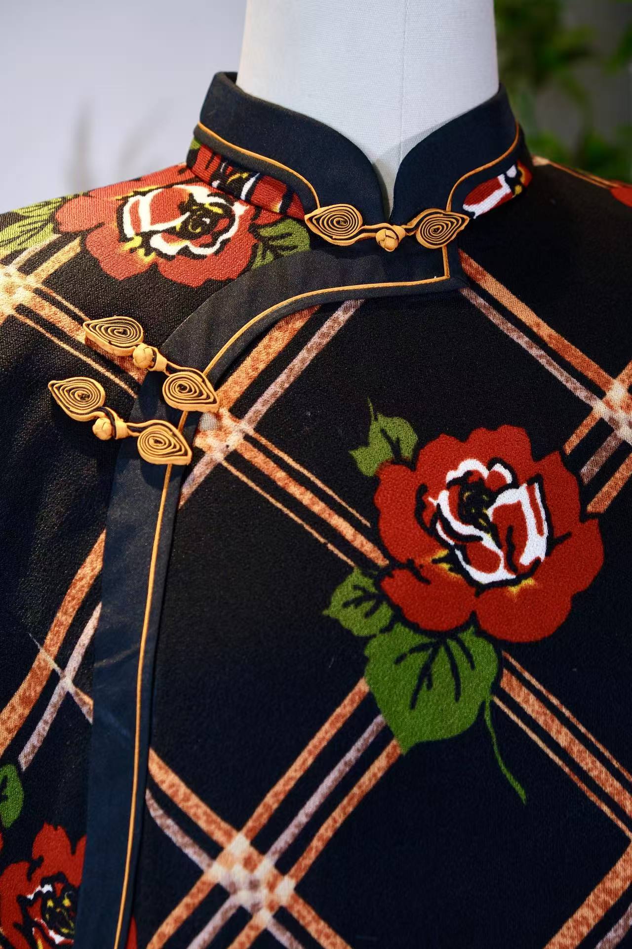 七十年代香港制·琵琶襟如意云头玫瑰旗袍 | A 1970s Hong Kong-Made Pipa-Opening Qipao with Ruyi Cloud and Roses