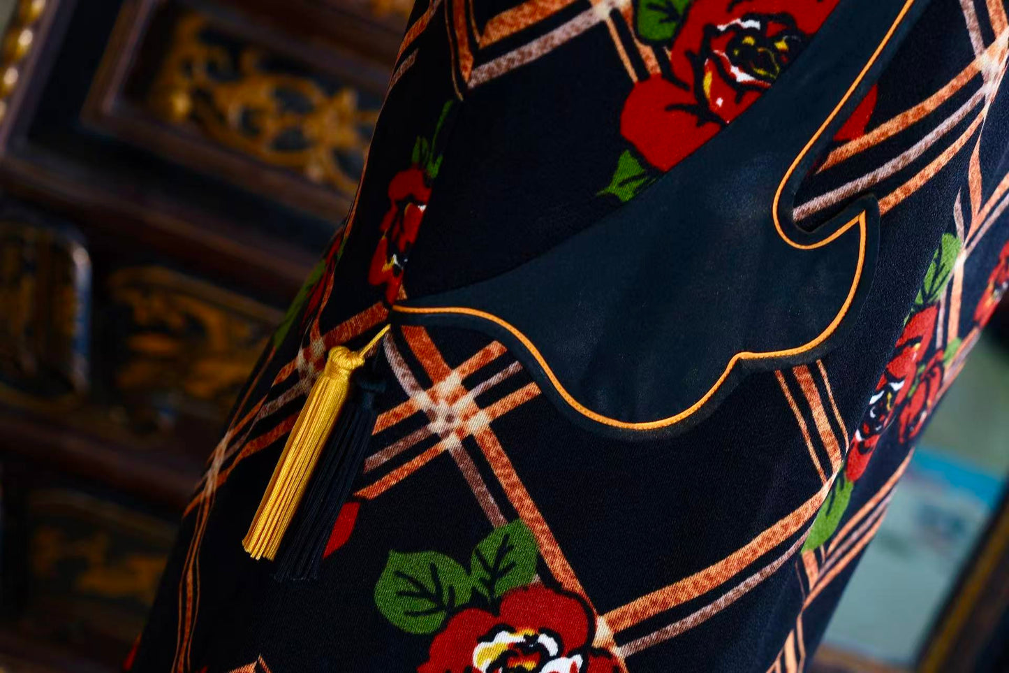 七十年代香港制·琵琶襟如意云头玫瑰旗袍 | A 1970s Hong Kong-Made Pipa-Opening Qipao with Ruyi Cloud and Roses