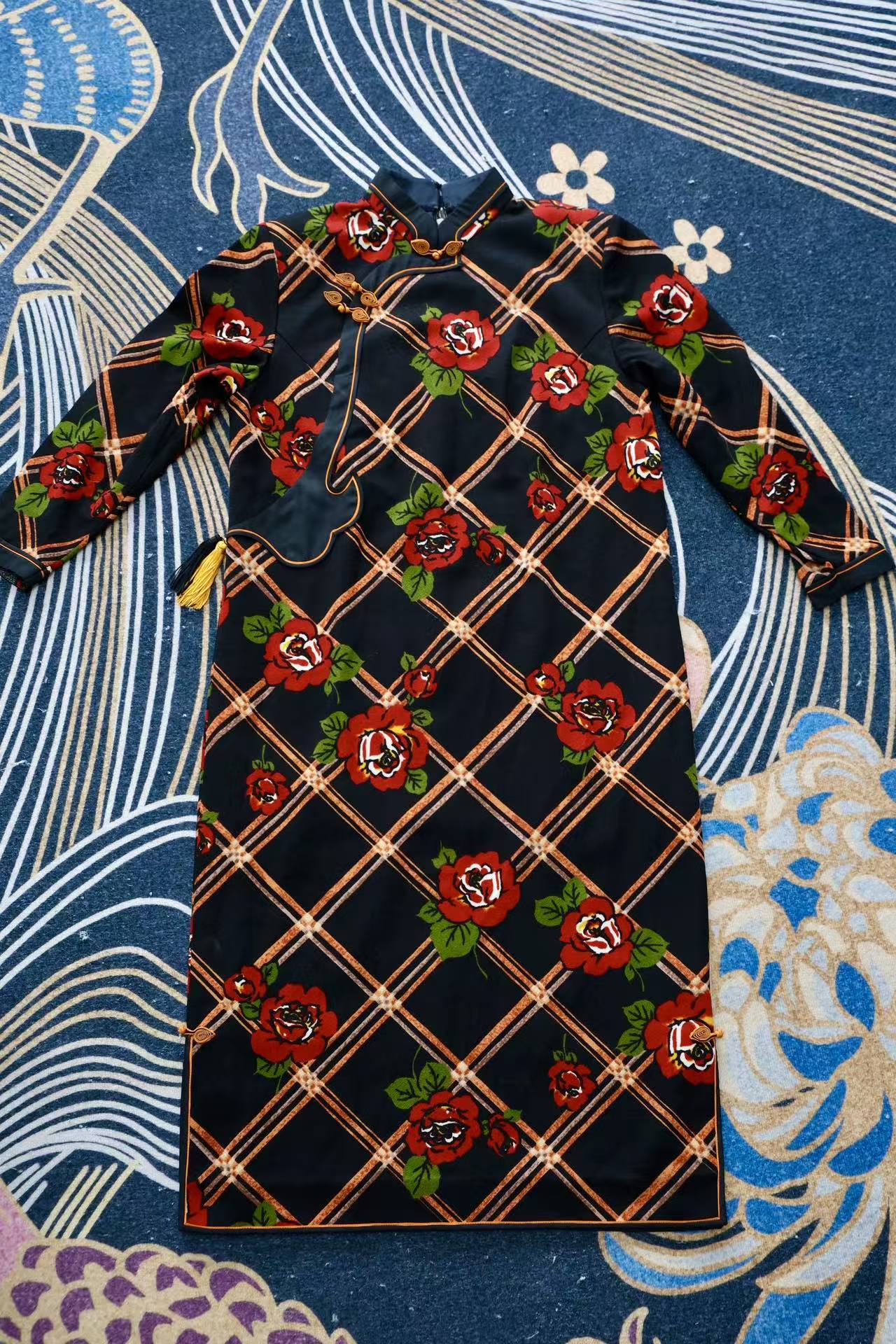 七十年代香港制·琵琶襟如意云头玫瑰旗袍 | A 1970s Hong Kong-Made Pipa-Opening Qipao with Ruyi Cloud and Roses