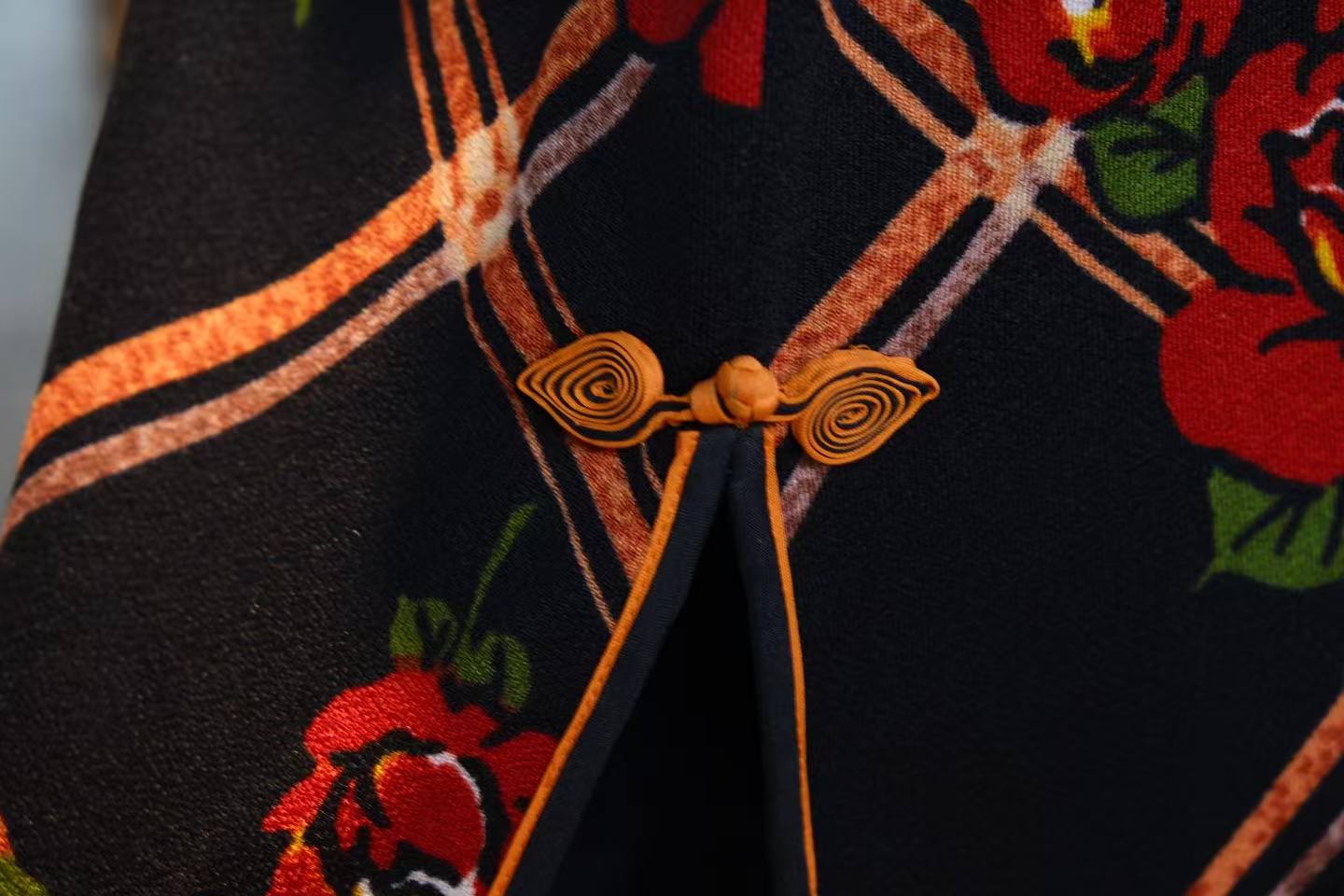 七十年代香港制·琵琶襟如意云头玫瑰旗袍 | A 1970s Hong Kong-Made Pipa-Opening Qipao with Ruyi Cloud and Roses