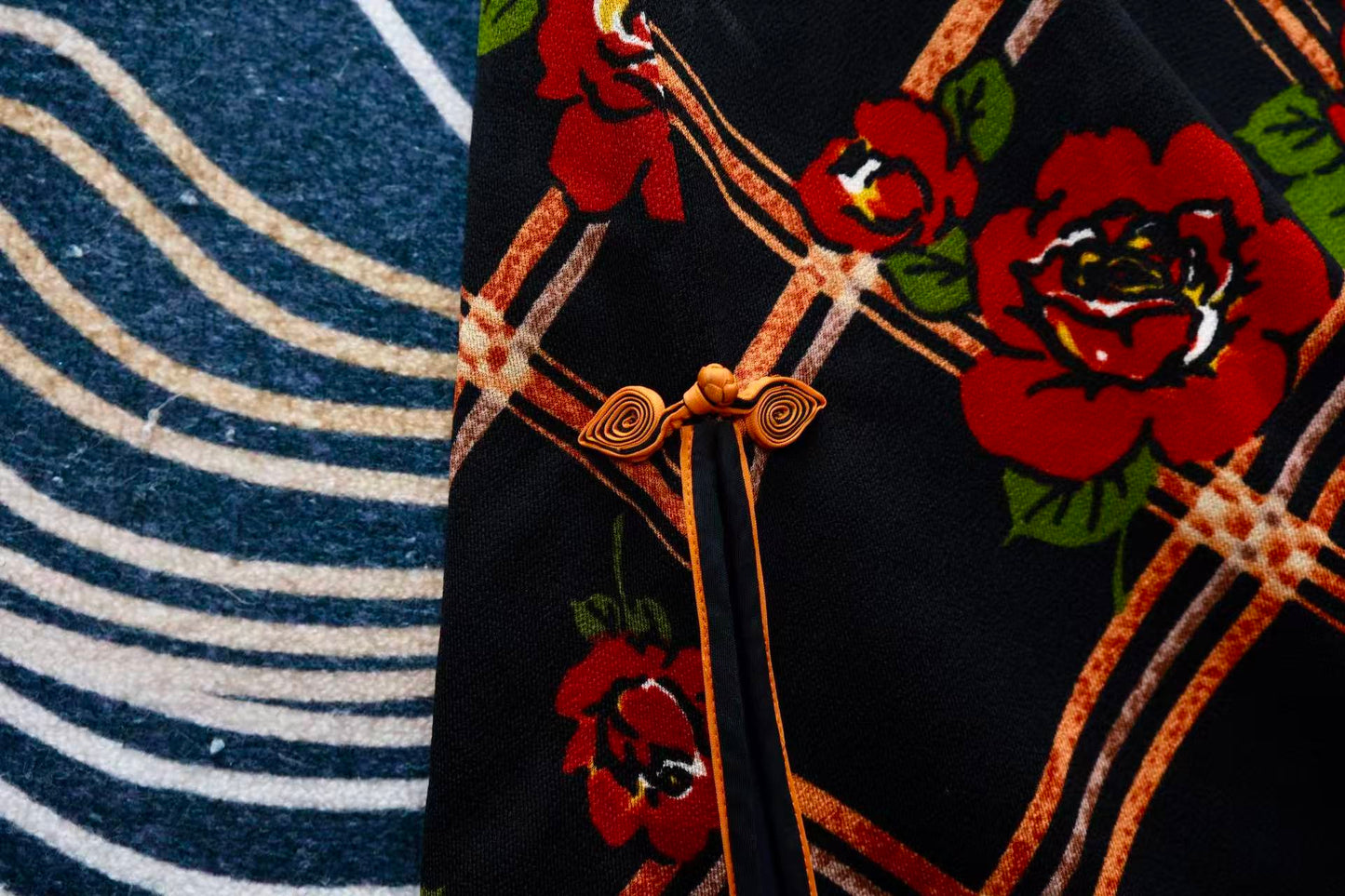 七十年代香港制·琵琶襟如意云头玫瑰旗袍 | A 1970s Hong Kong-Made Pipa-Opening Qipao with Ruyi Cloud and Roses
