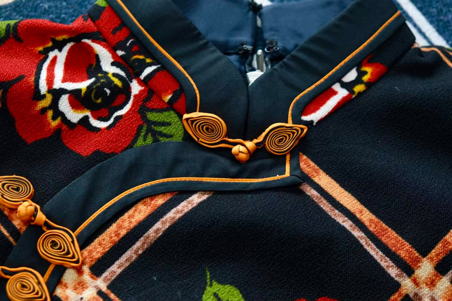 七十年代香港制·琵琶襟如意云头玫瑰旗袍 | A 1970s Hong Kong-Made Pipa-Opening Qipao with Ruyi Cloud and Roses