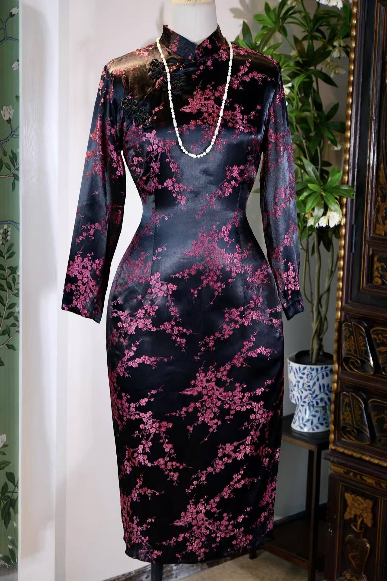 暗香浮动六十年：一件台湾织锦旗袍的时光叙事| Floating Fragrance Across Sixty Years: The Temporal Narrative of a Taiwanese Brocade Qipao