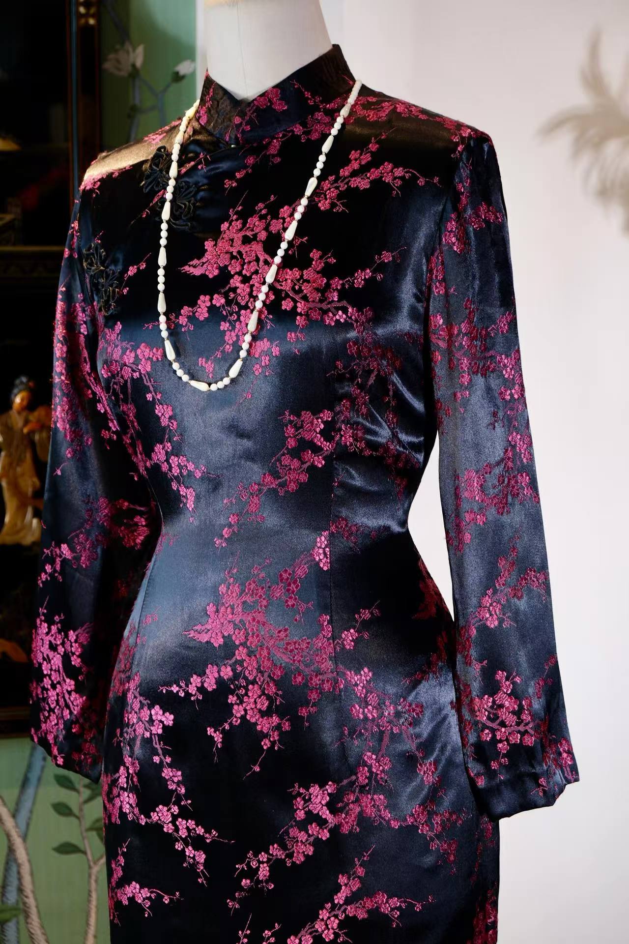 暗香浮动六十年：一件台湾织锦旗袍的时光叙事| Floating Fragrance Across Sixty Years: The Temporal Narrative of a Taiwanese Brocade Qipao