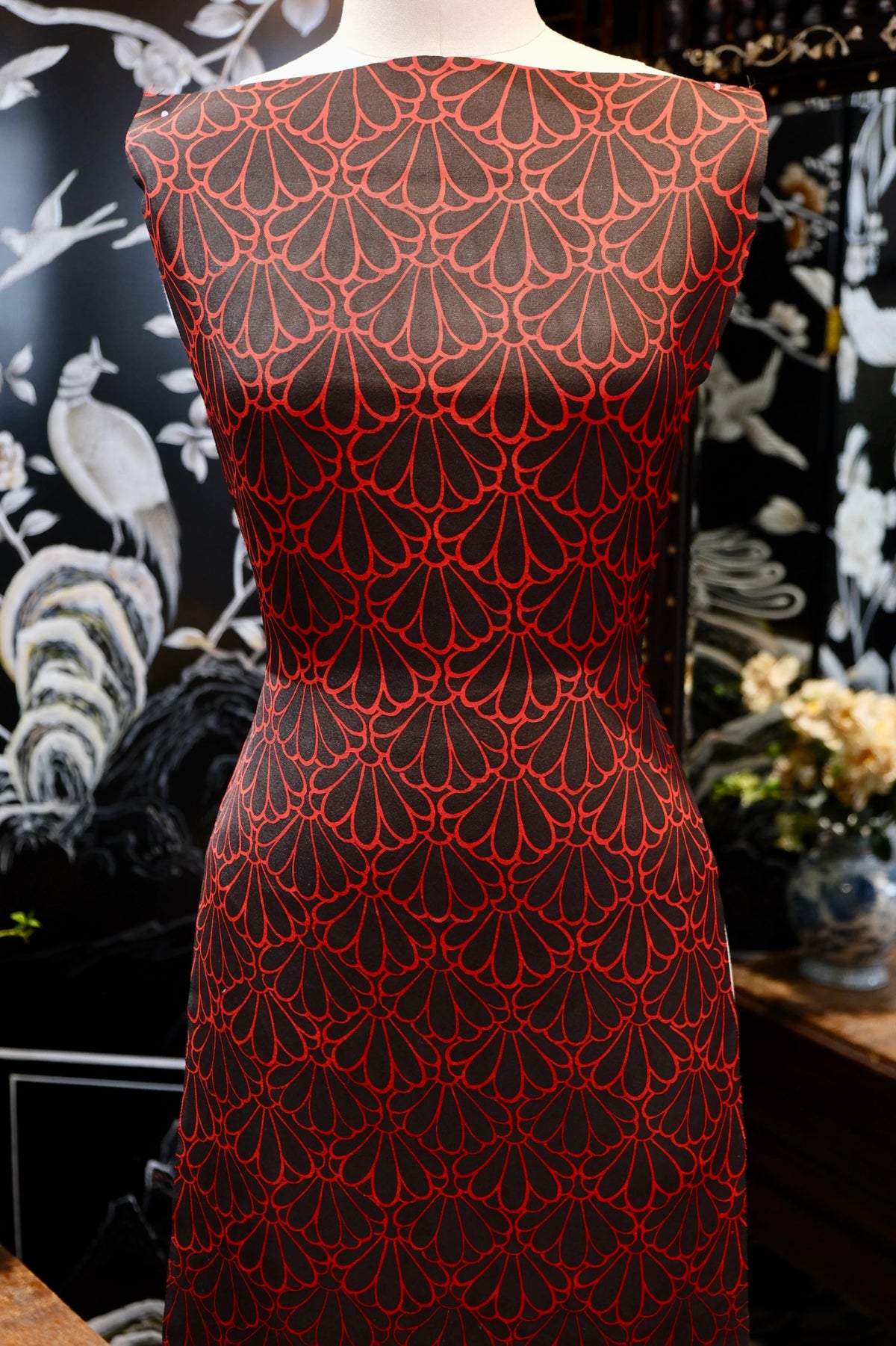 黑朱扇映 · 扇饰半菊真丝面料 | Crimson Fan Scale - Red Chrysanthemum Fan Silk Fabric