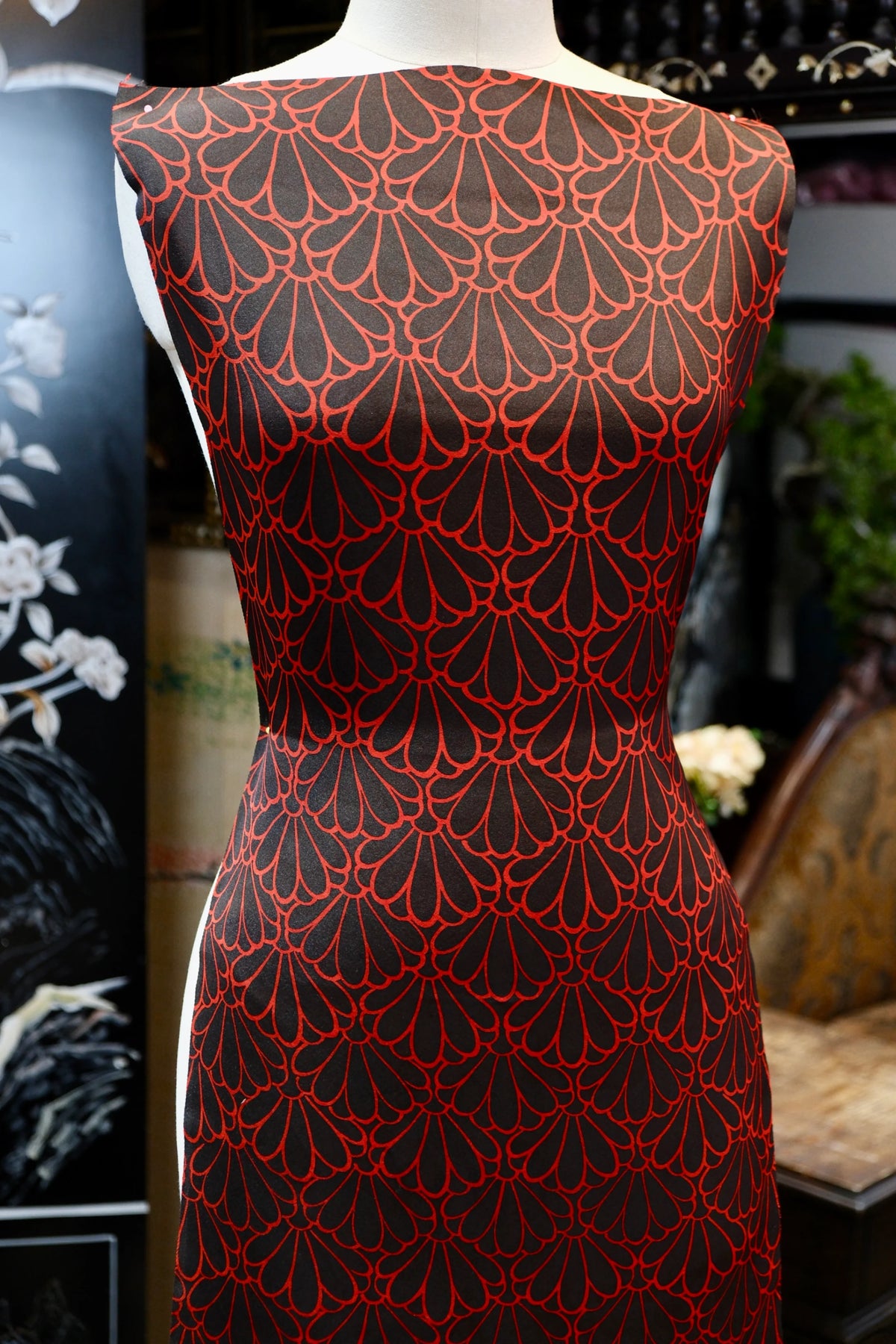 黑朱扇映 · 扇饰半菊真丝面料 | Crimson Fan Scale - Red Chrysanthemum Fan Silk Fabric