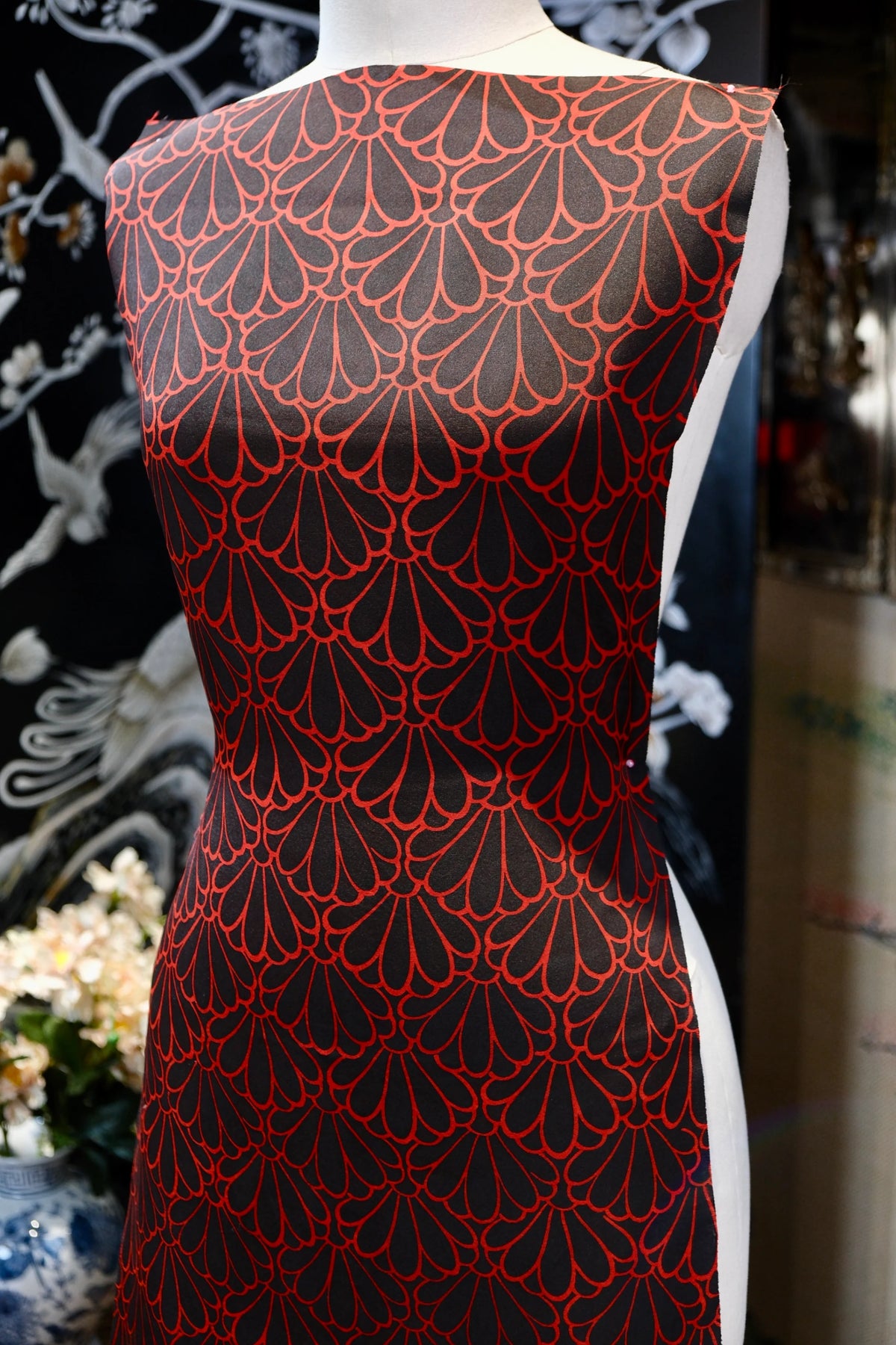 黑朱扇映 · 扇饰半菊真丝面料 | Crimson Fan Scale - Red Chrysanthemum Fan Silk Fabric