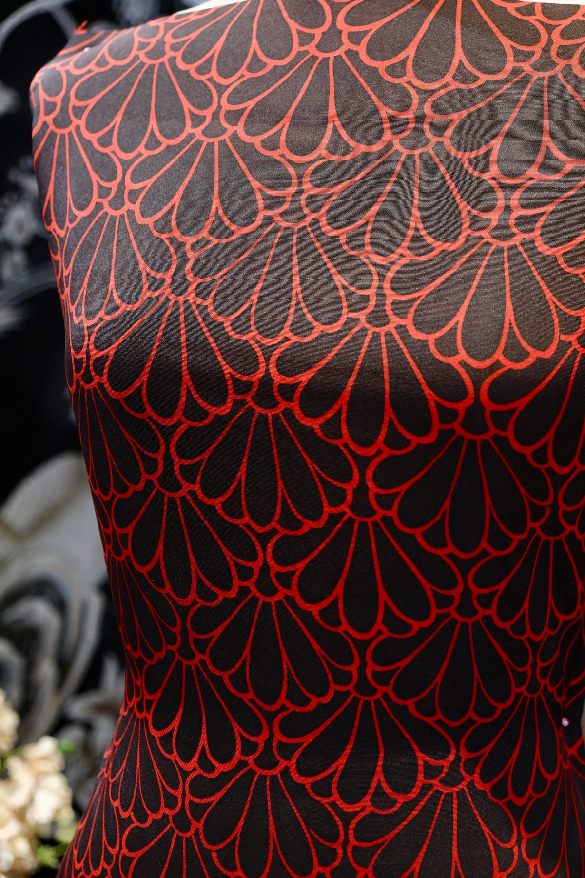 黑朱扇映 · 扇饰半菊真丝面料 | Crimson Fan Scale - Red Chrysanthemum Fan Silk Fabric