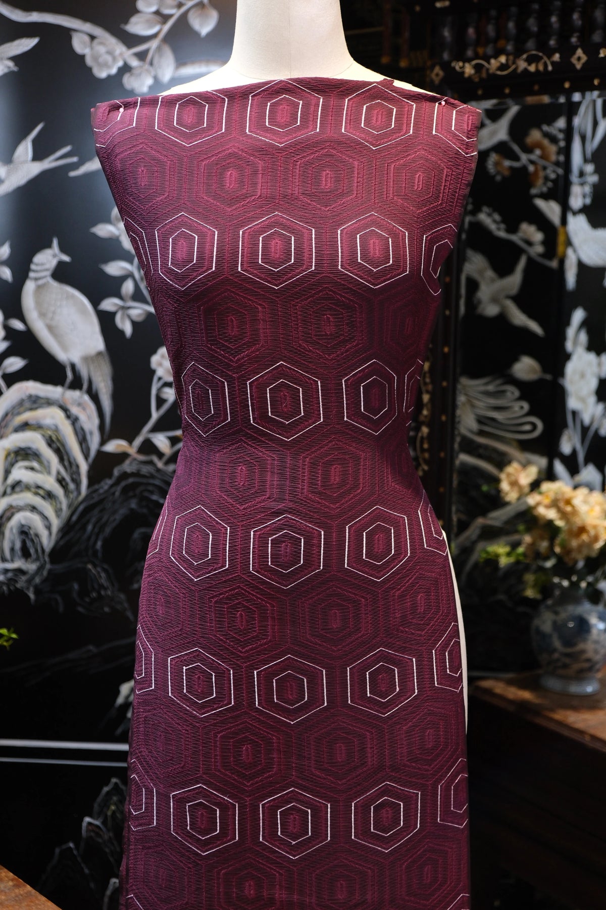 紫金流影 · 几何连环真丝面料 | Amethyst Interlock - Geometric Lattice Silk Fabric