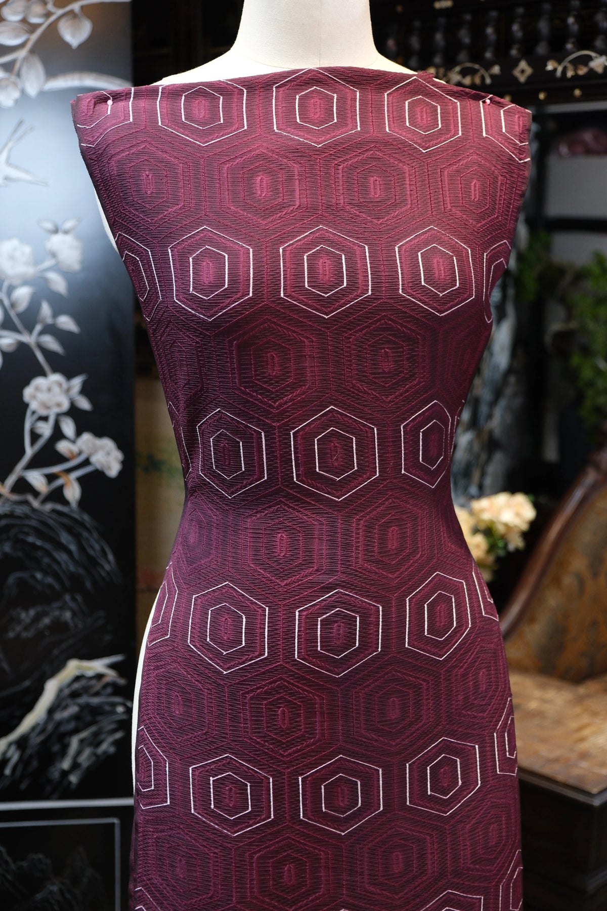 紫金流影 · 几何连环真丝面料 | Amethyst Interlock - Geometric Lattice Silk Fabric