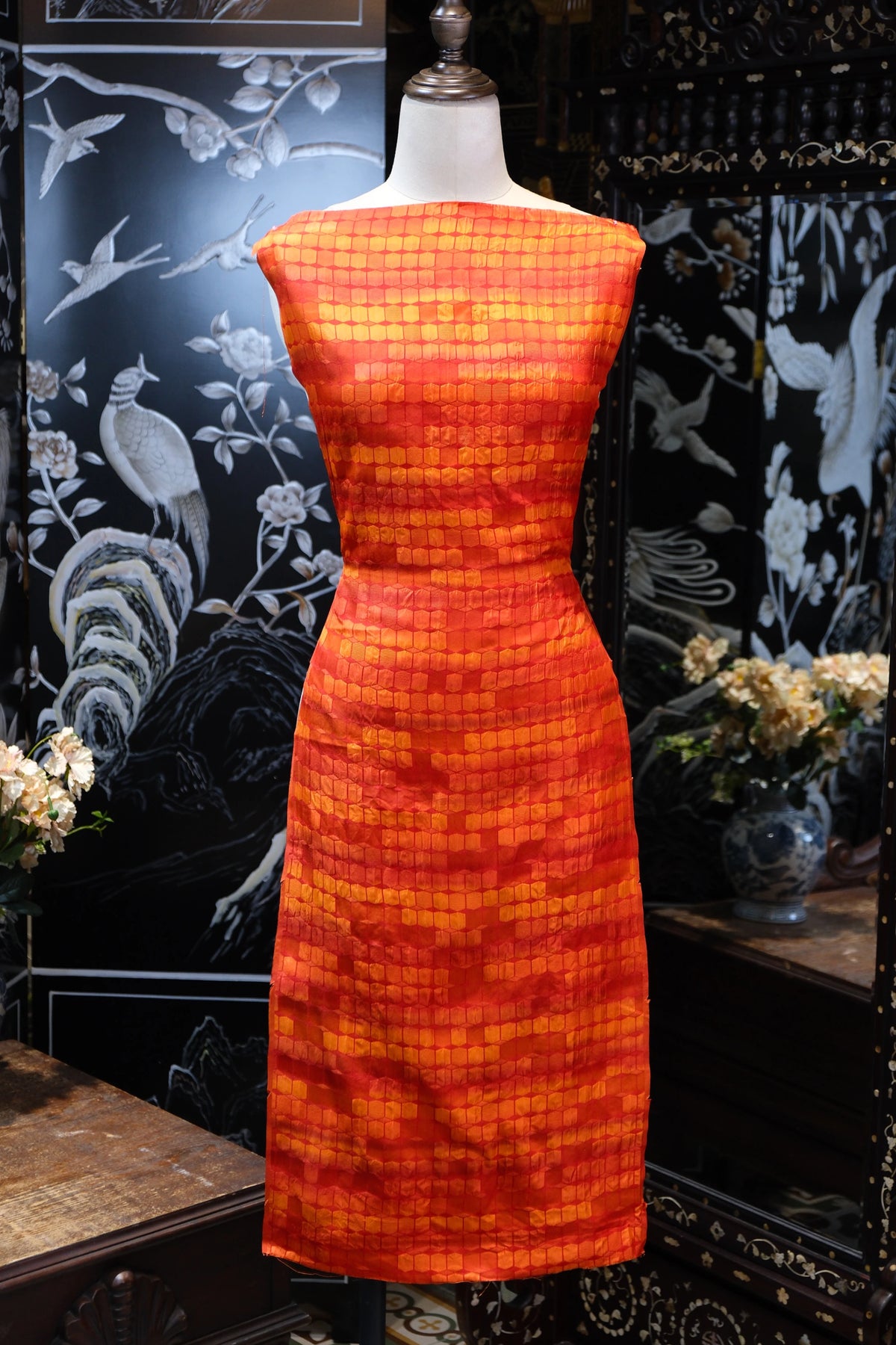 暖金锦绣 · 立体鳞纹真丝面料 | Golden Amber Scale - Textured Lattice Silk Fabric